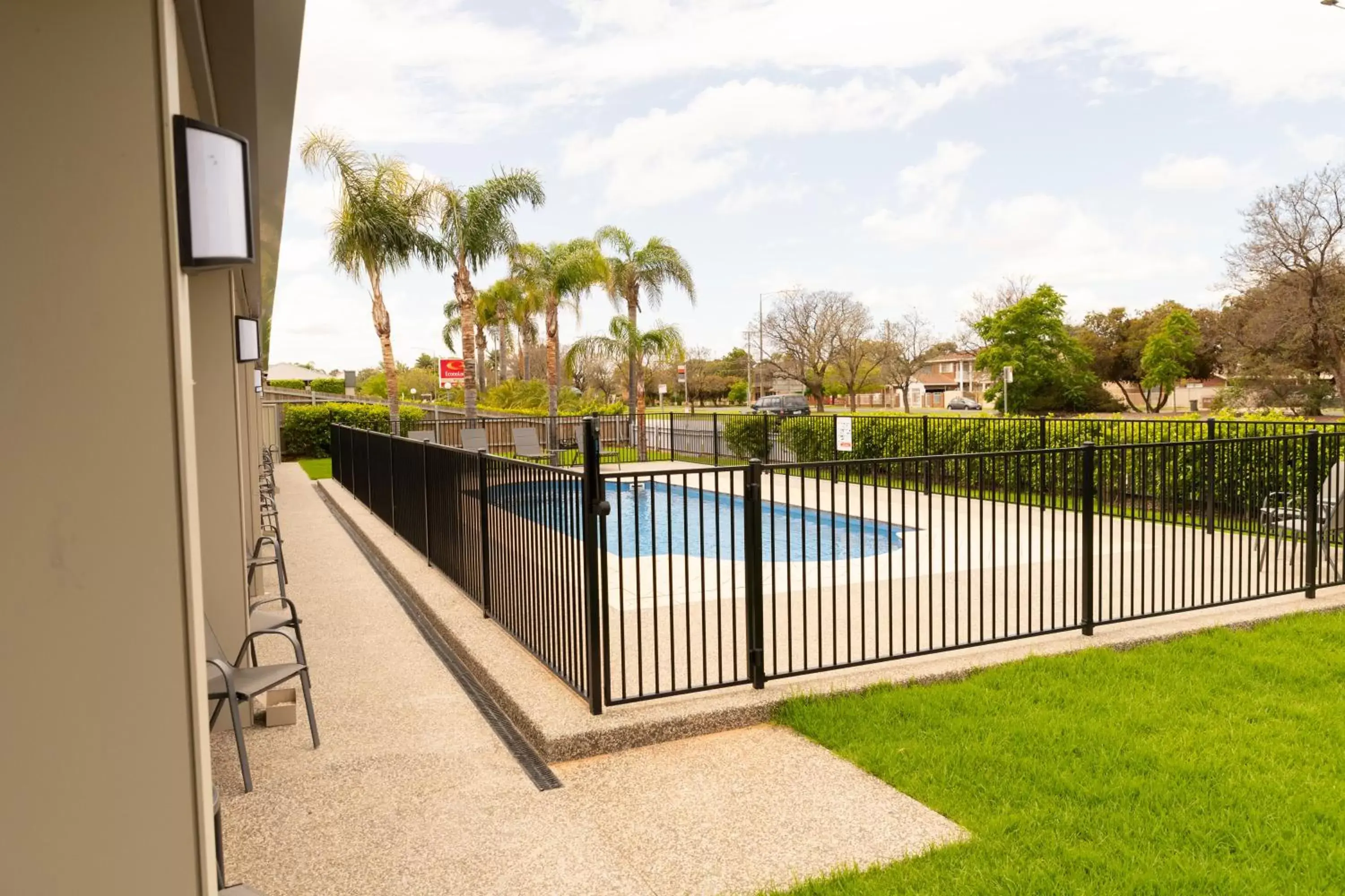 Swimming pool in Econo Lodge Mildura