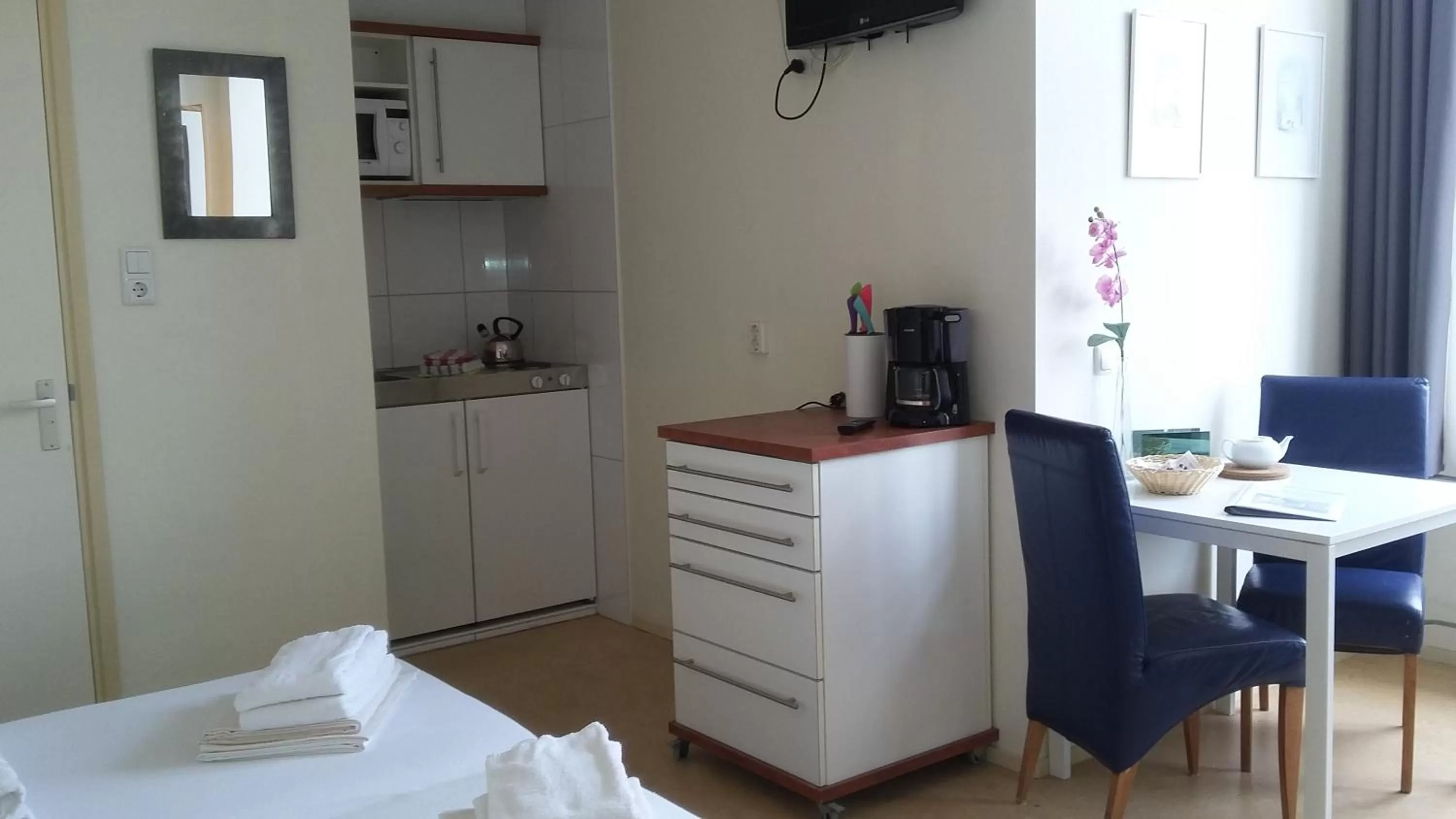 Kitchen or kitchenette, Bed in Hotel Rasch