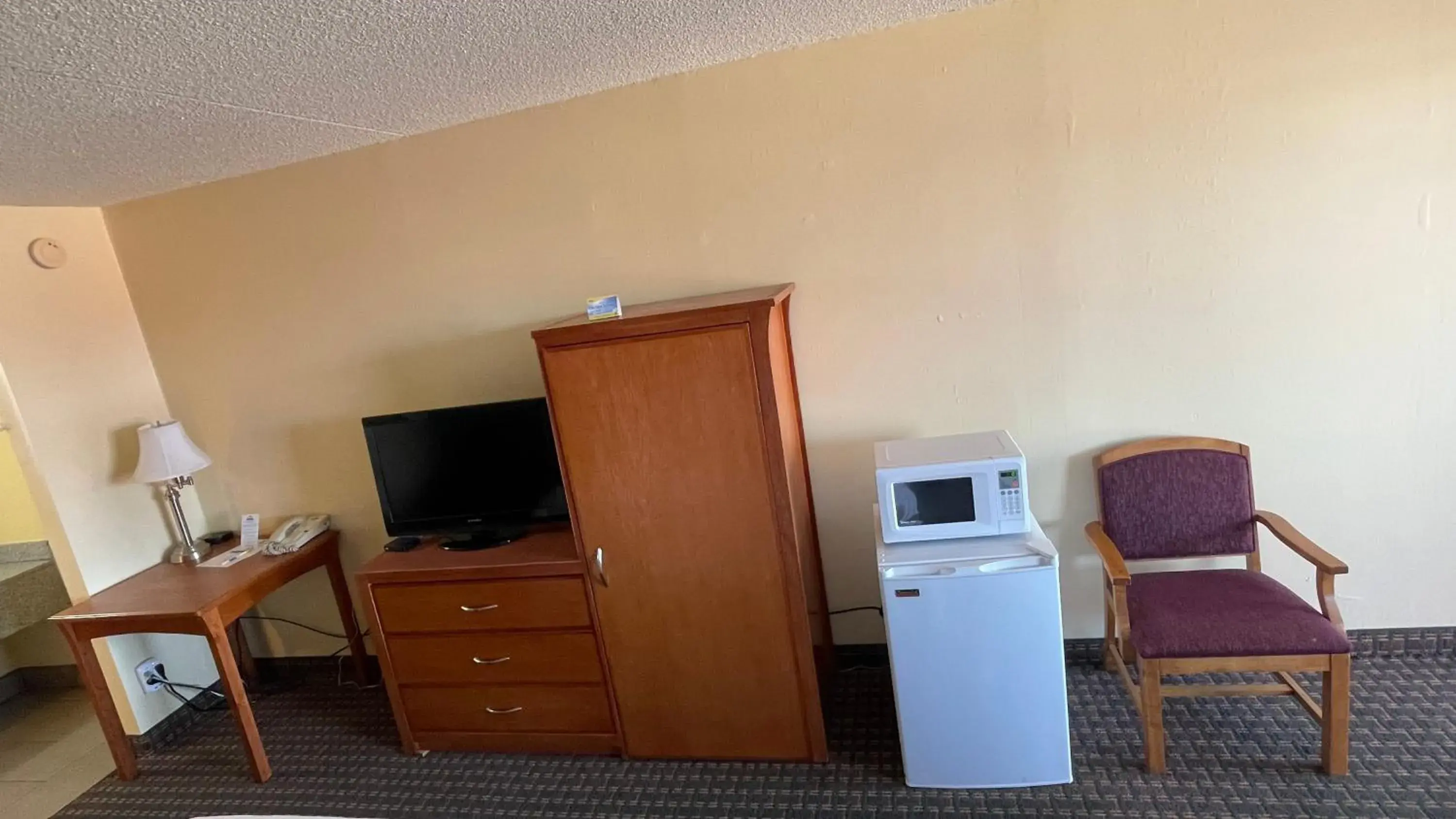 TV and multimedia, TV/Entertainment Center in Days Inn by Wyndham Salina South