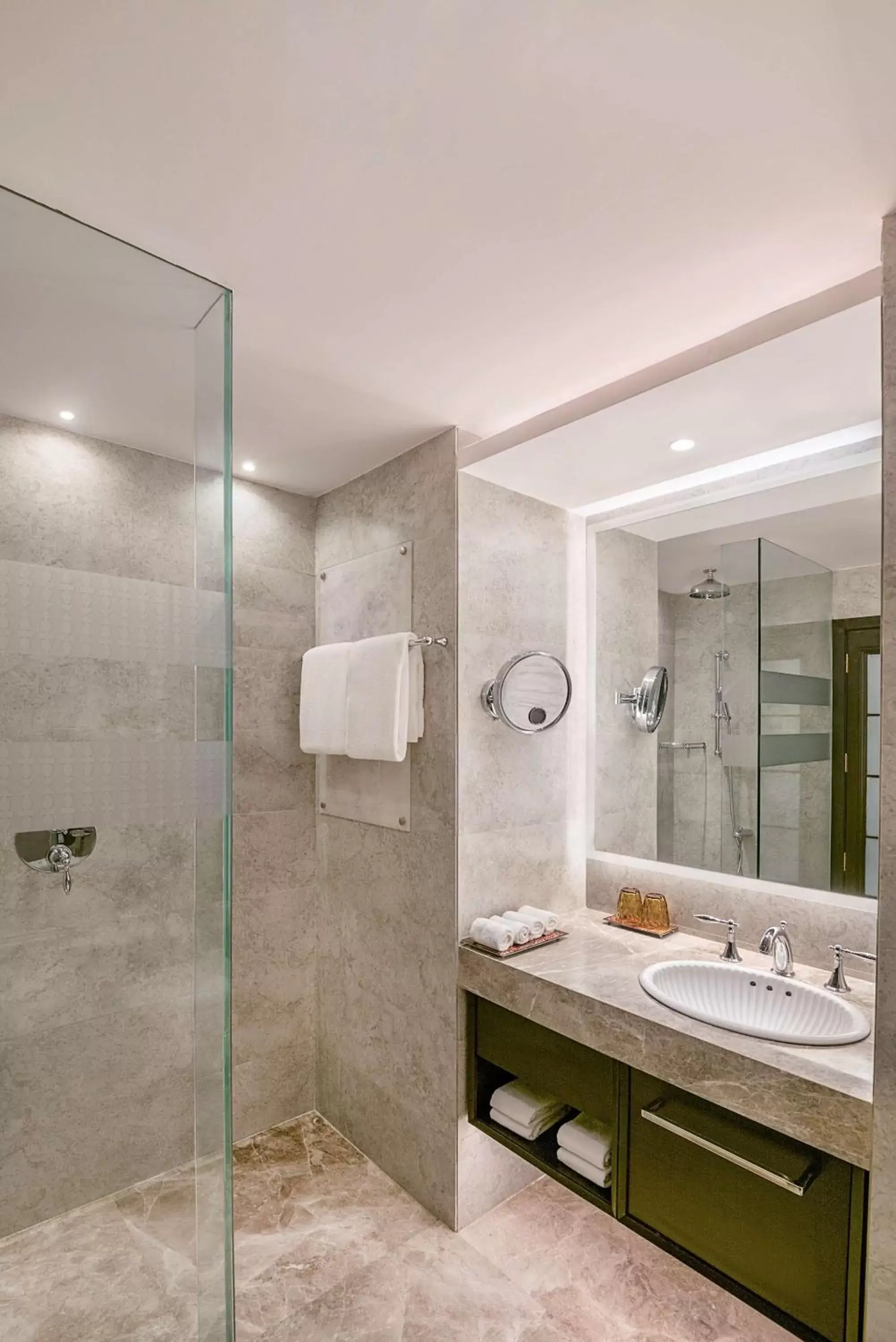 Bathroom in Radisson Blu MBD Hotel Noida
