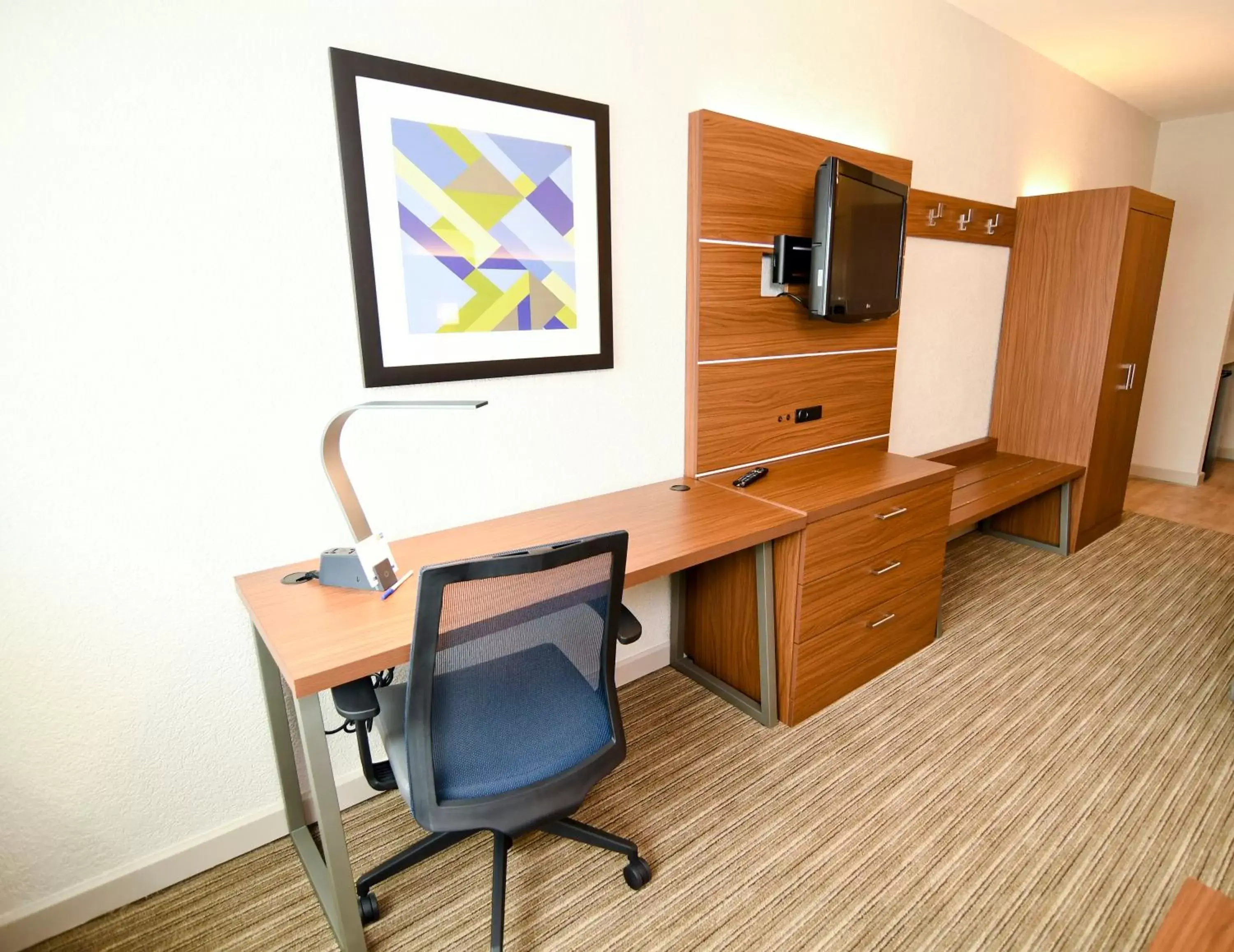 Photo of the whole room, TV/Entertainment Center in Holiday Inn Express Hotel & Suites Port Clinton-Catawba Island, an IHG Hotel