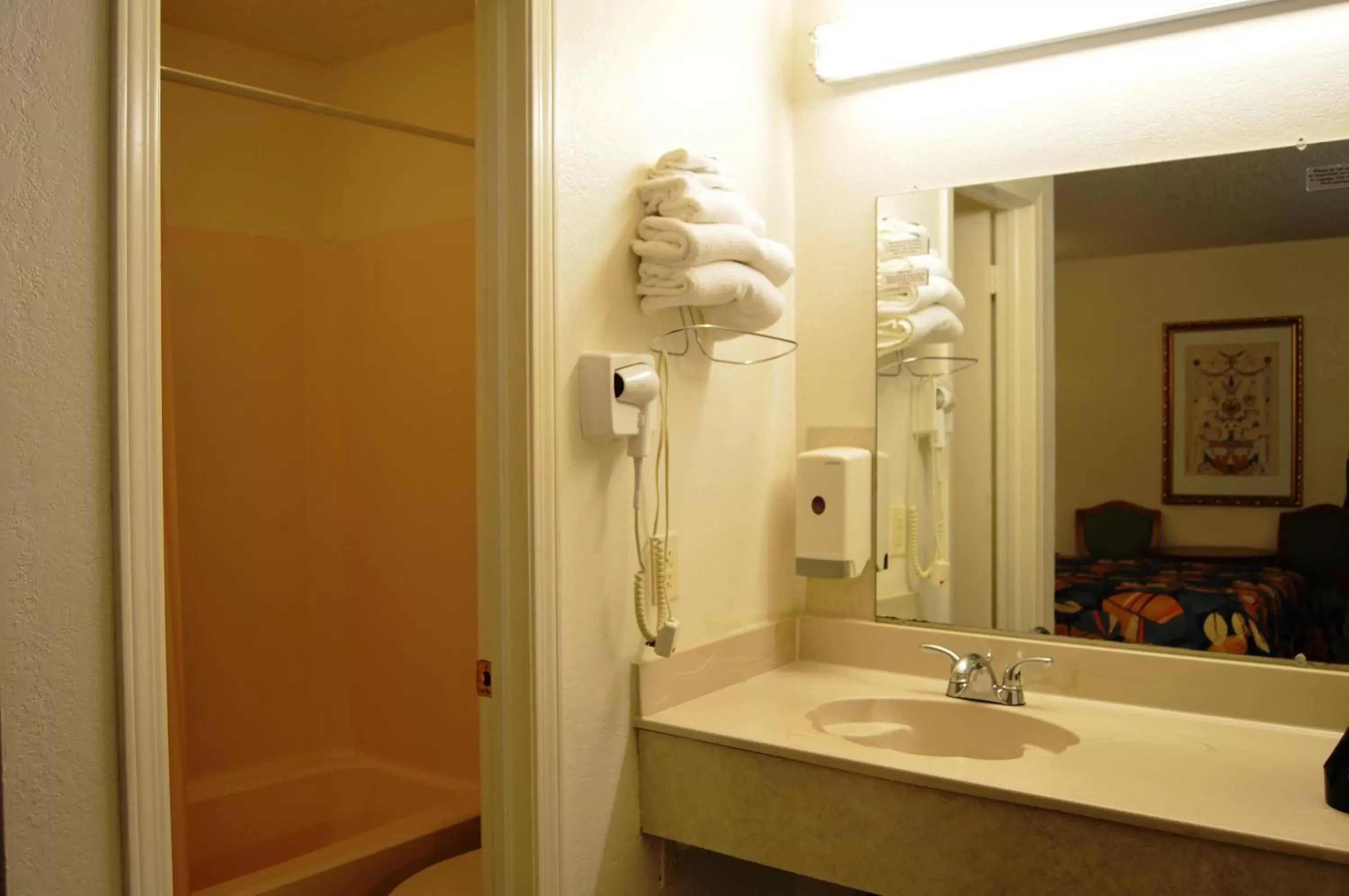 Decorative detail, Bathroom in Travelers Inn Wilburton