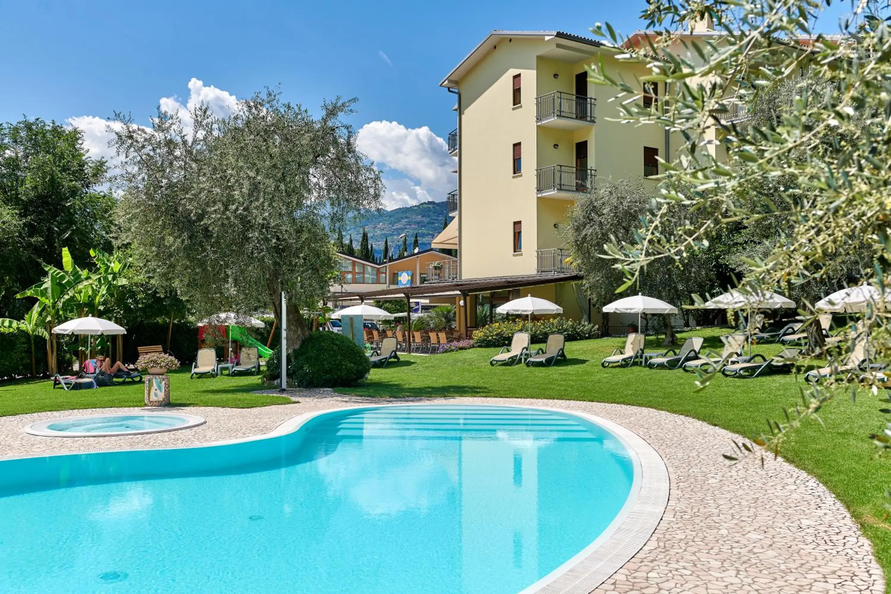 Swimming pool, Property Building in Hotel Benacus Malcesine