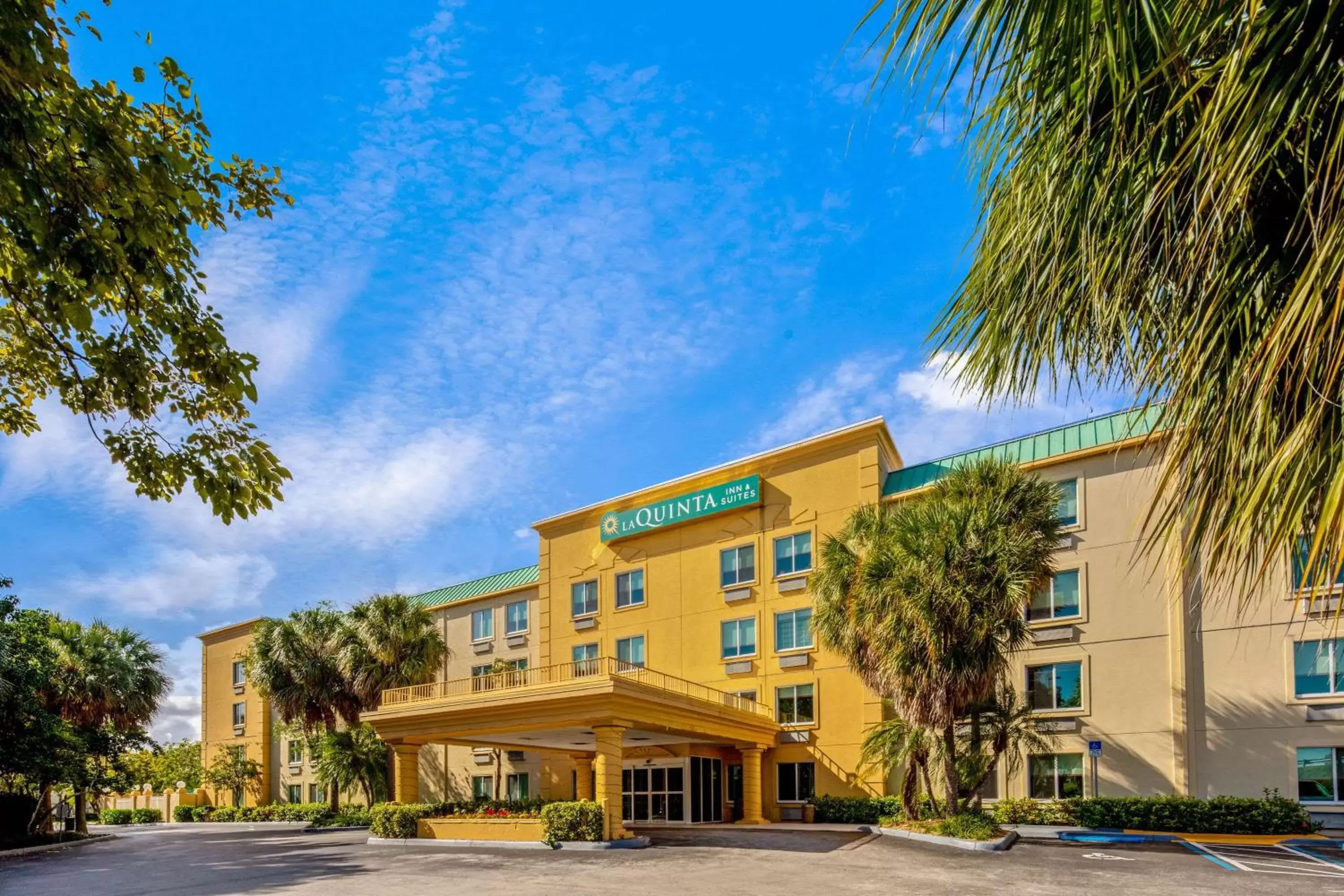Property Building in La Quinta Inn & Suites by Wyndham Miami Cutler Bay
