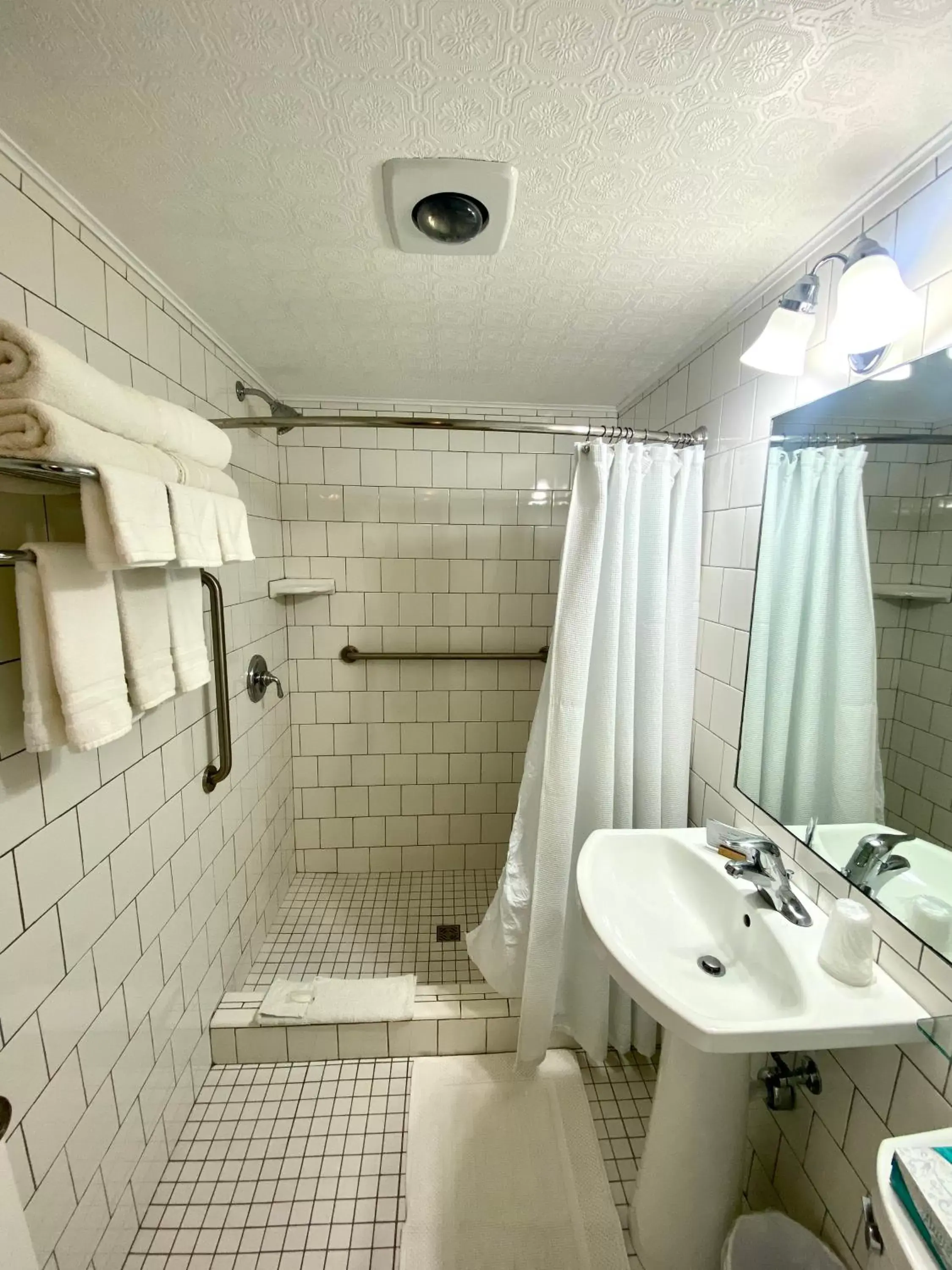 Shower, Bathroom in Greybull Motel