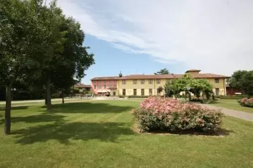Garden, Property Building in Bes Hotel Bergamo La Muratella