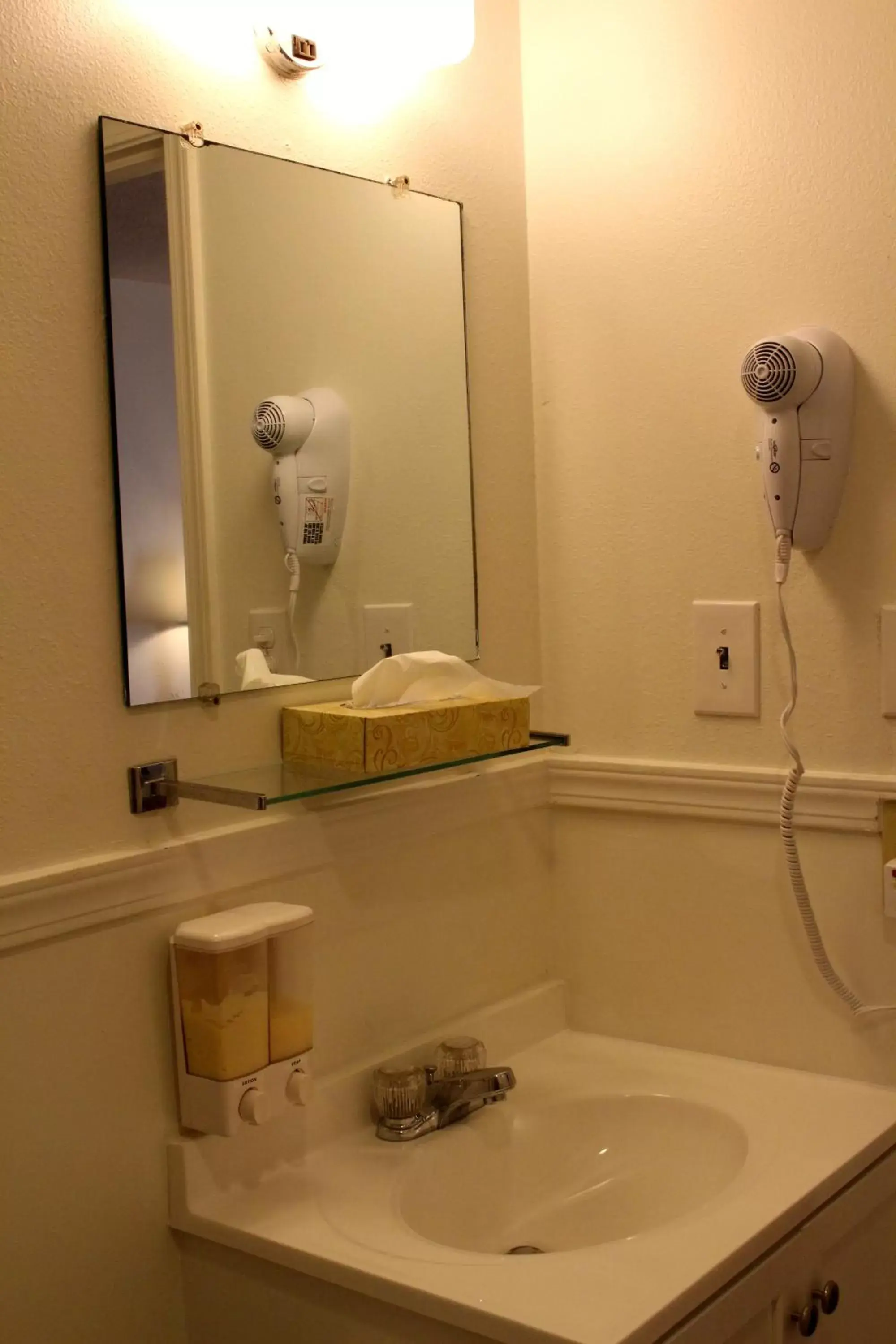 Bathroom in Sovana Inn