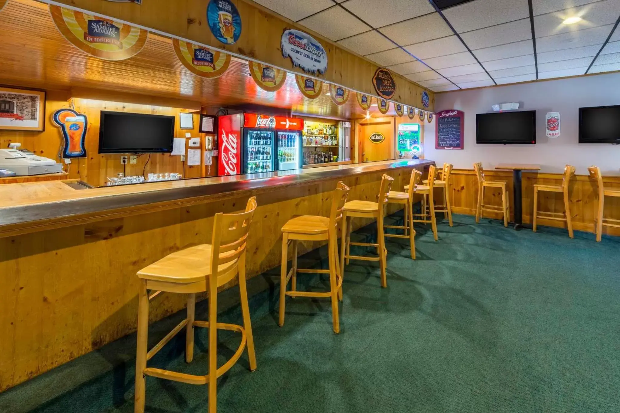 Lounge or bar in Holiday Inn Club Vacations Oak n Spruce Resort in the Berkshires Lounge or bar in Holiday Inn Club Vacations Oak n Spruce Resort in the Berkshires