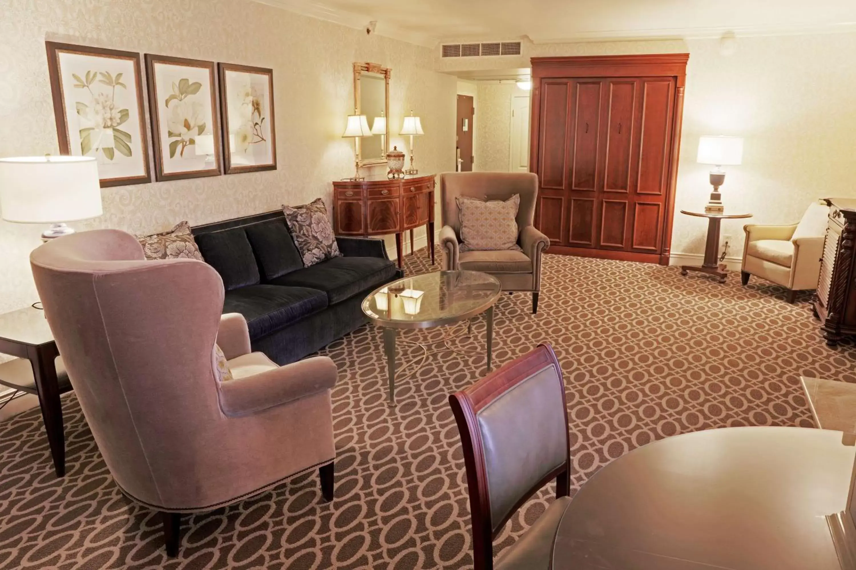 Living room, Seating Area in Hotel Roanoke & Conference Center, Curio Collection by Hilton