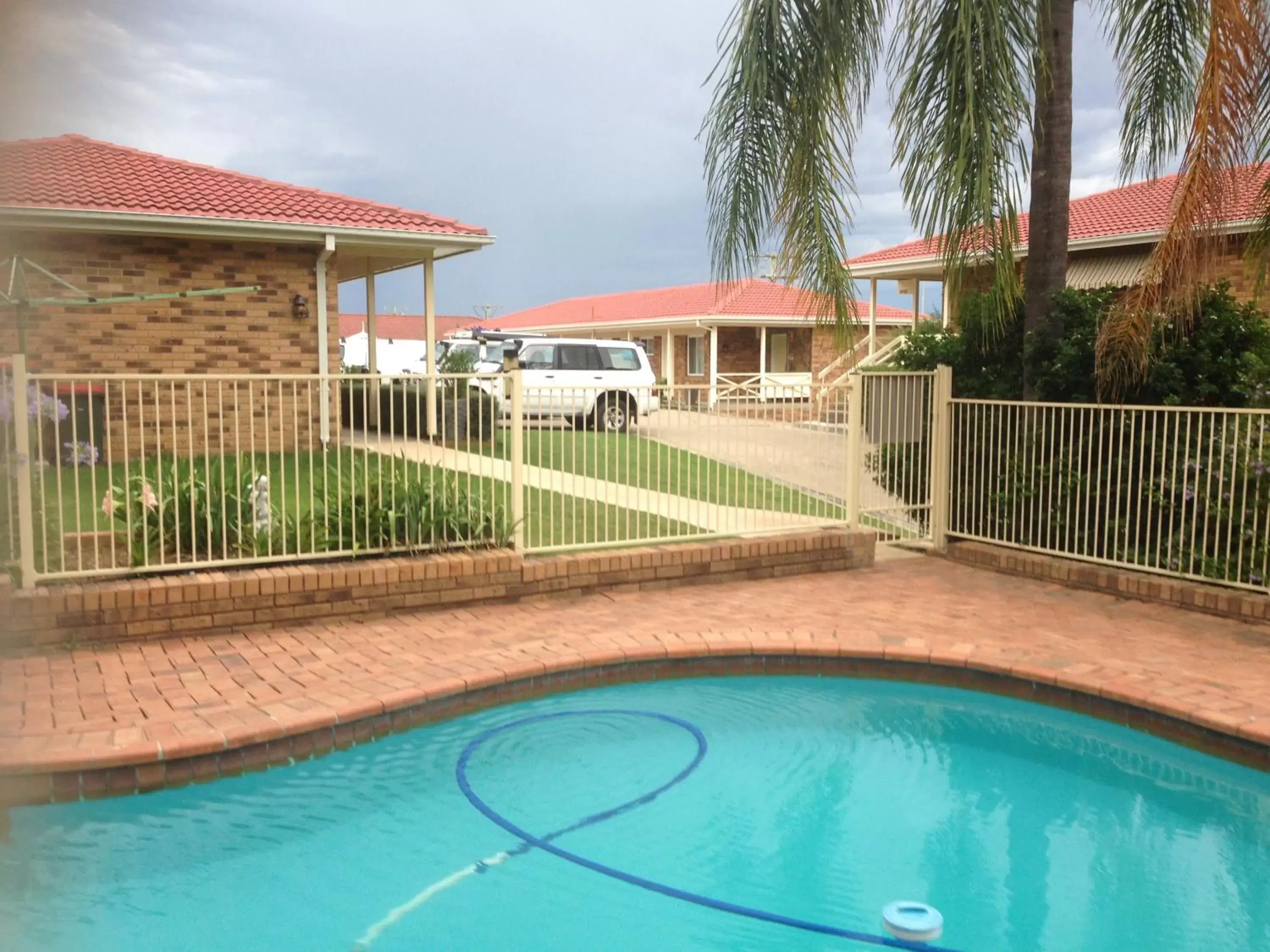 Garden, Swimming Pool in Baybrook Motor Inn