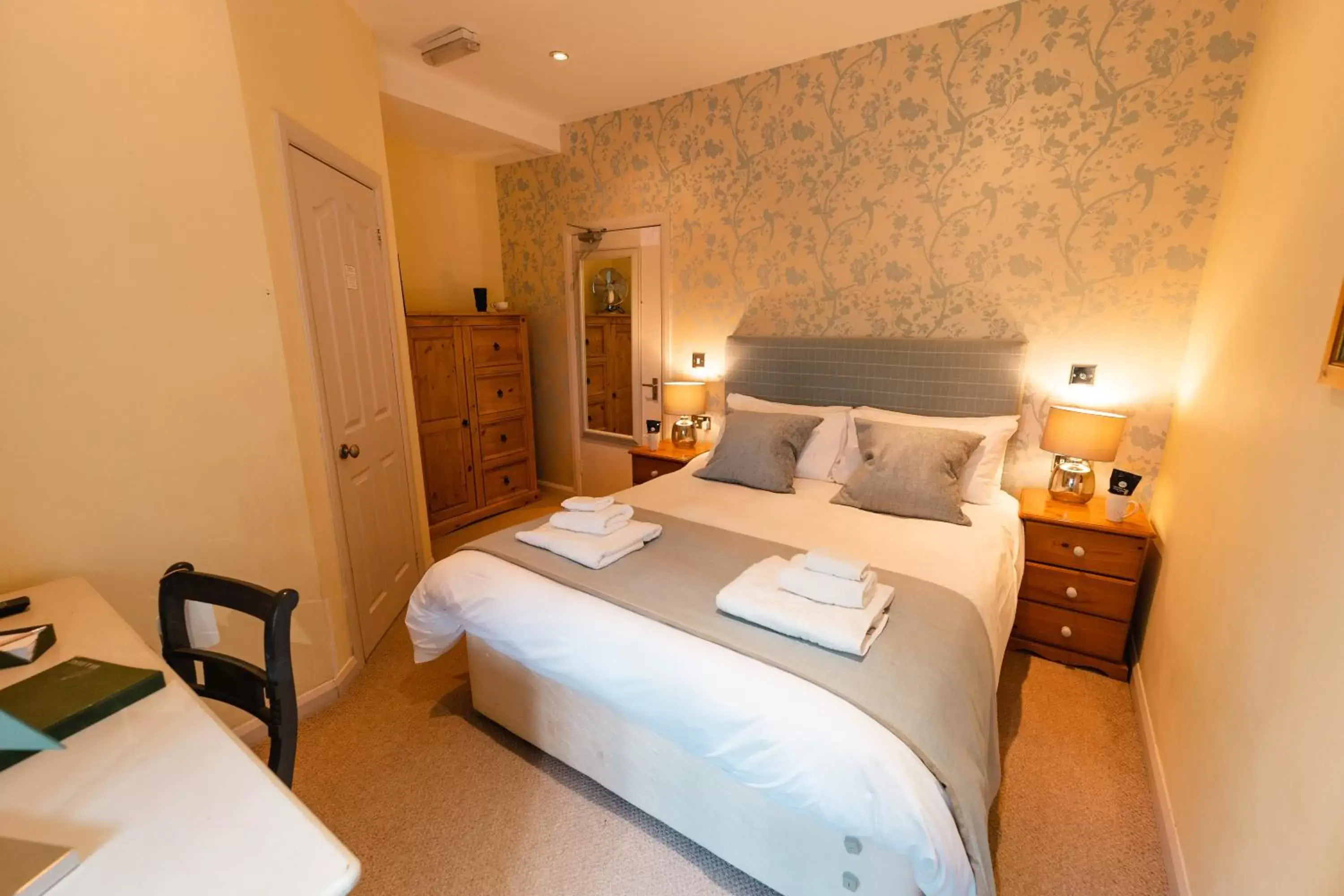 Photo of the whole room, Bed in Fox And Hounds Llancarfan