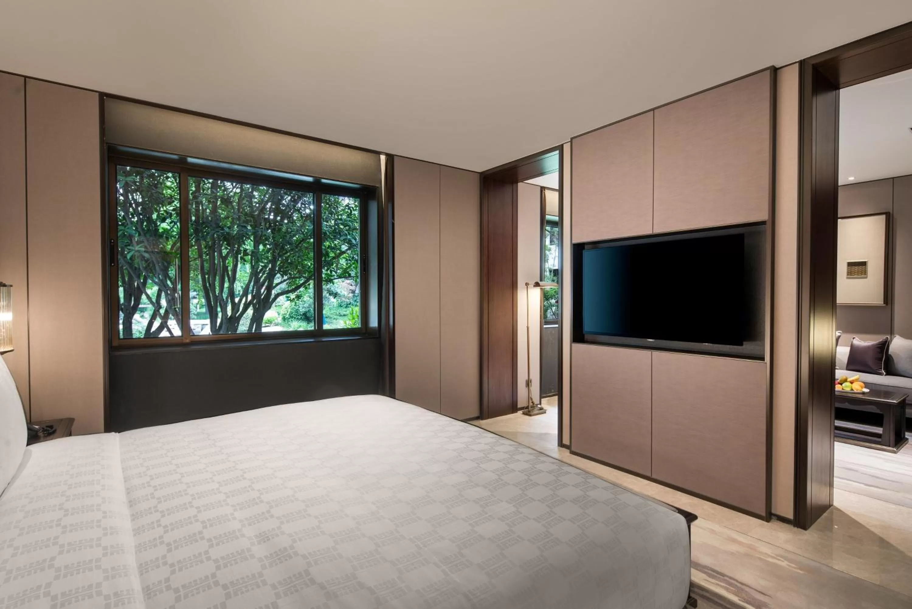 Photo of the whole room, Bed in HUALUXE Xi'an Tanghua by IHG