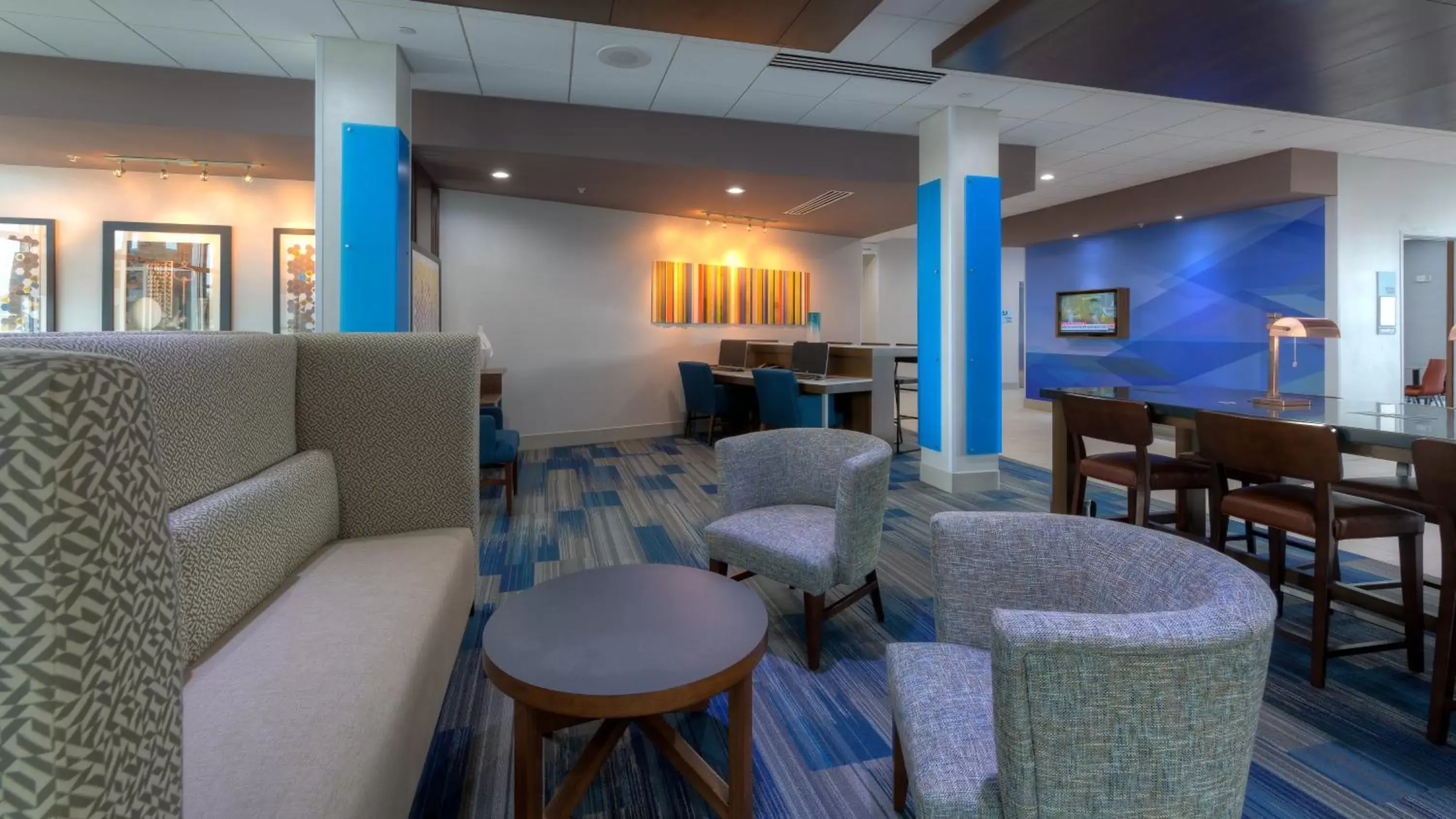 Other, Lounge/Bar in Holiday Inn Express & Suites Tulsa Midtown, an IHG Hotel