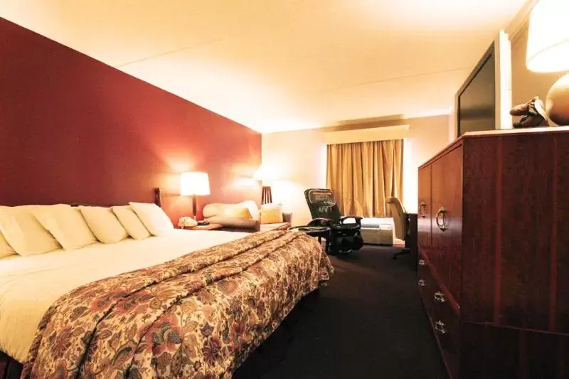 Photo of the whole room, Bed in Fireside Inn & Suites West Lebanon