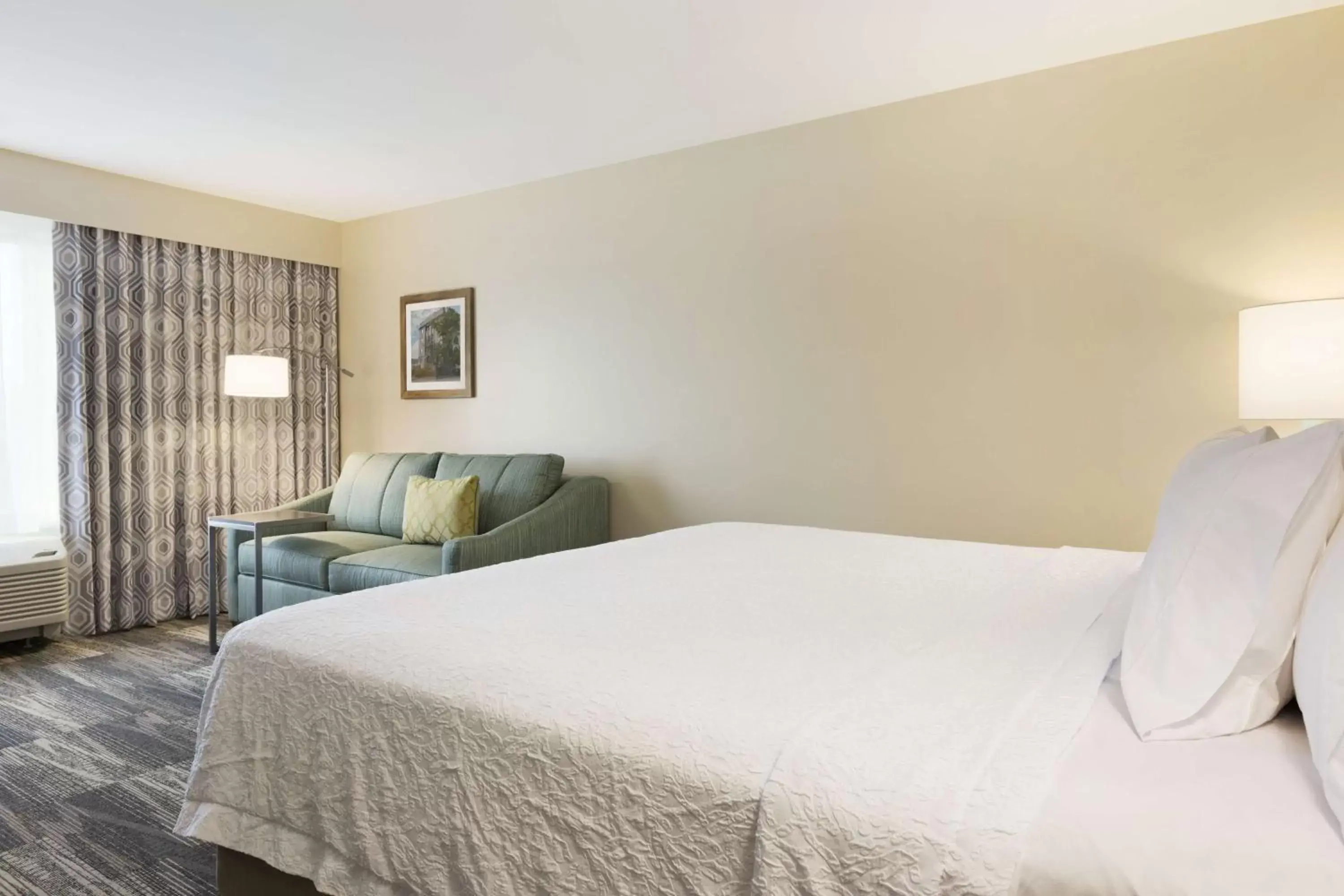 Living room, Bed in Hampton Inn & Suites Niles/Warren, OH