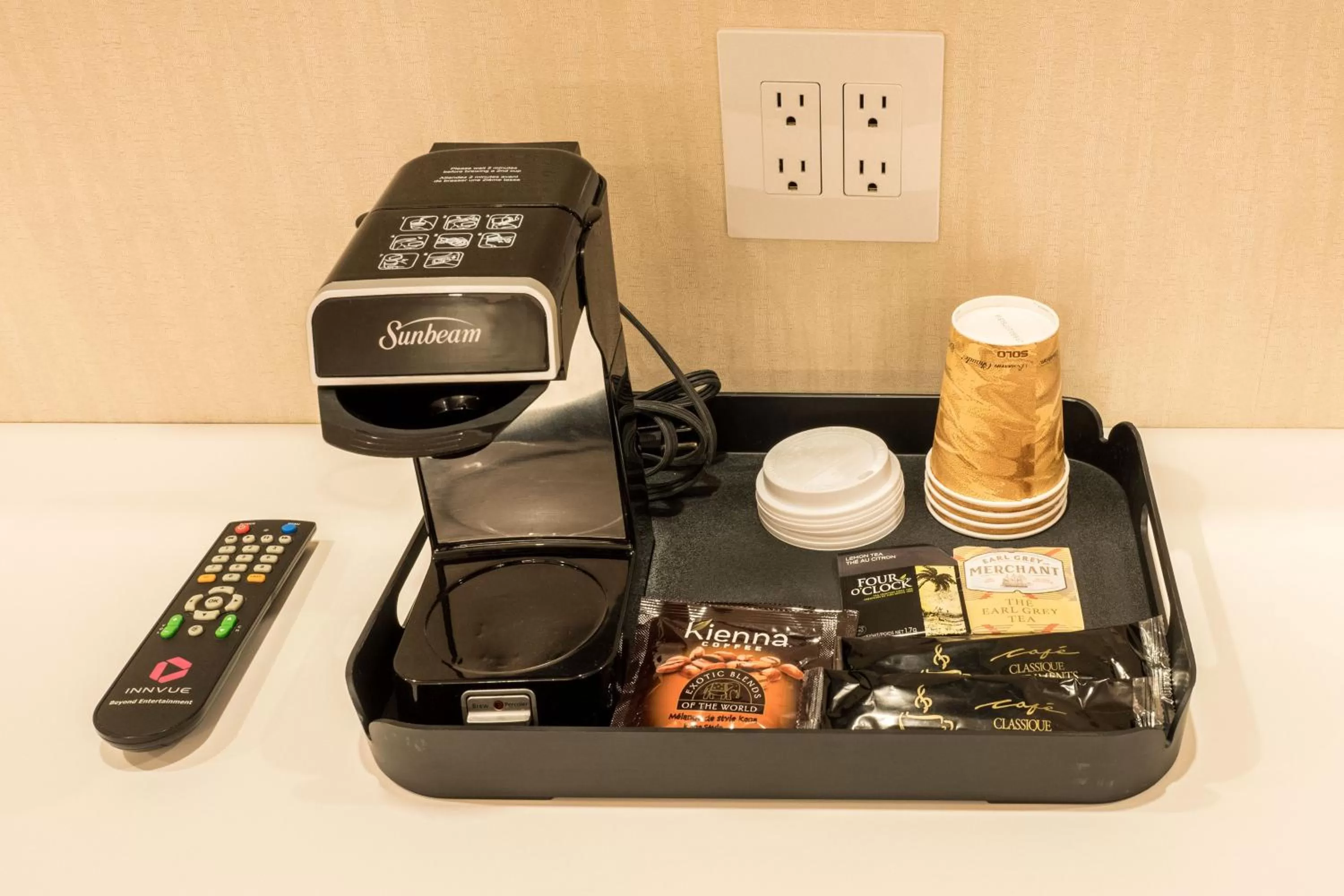 Coffee/tea facilities in Le Chabrol Hotel & Suites