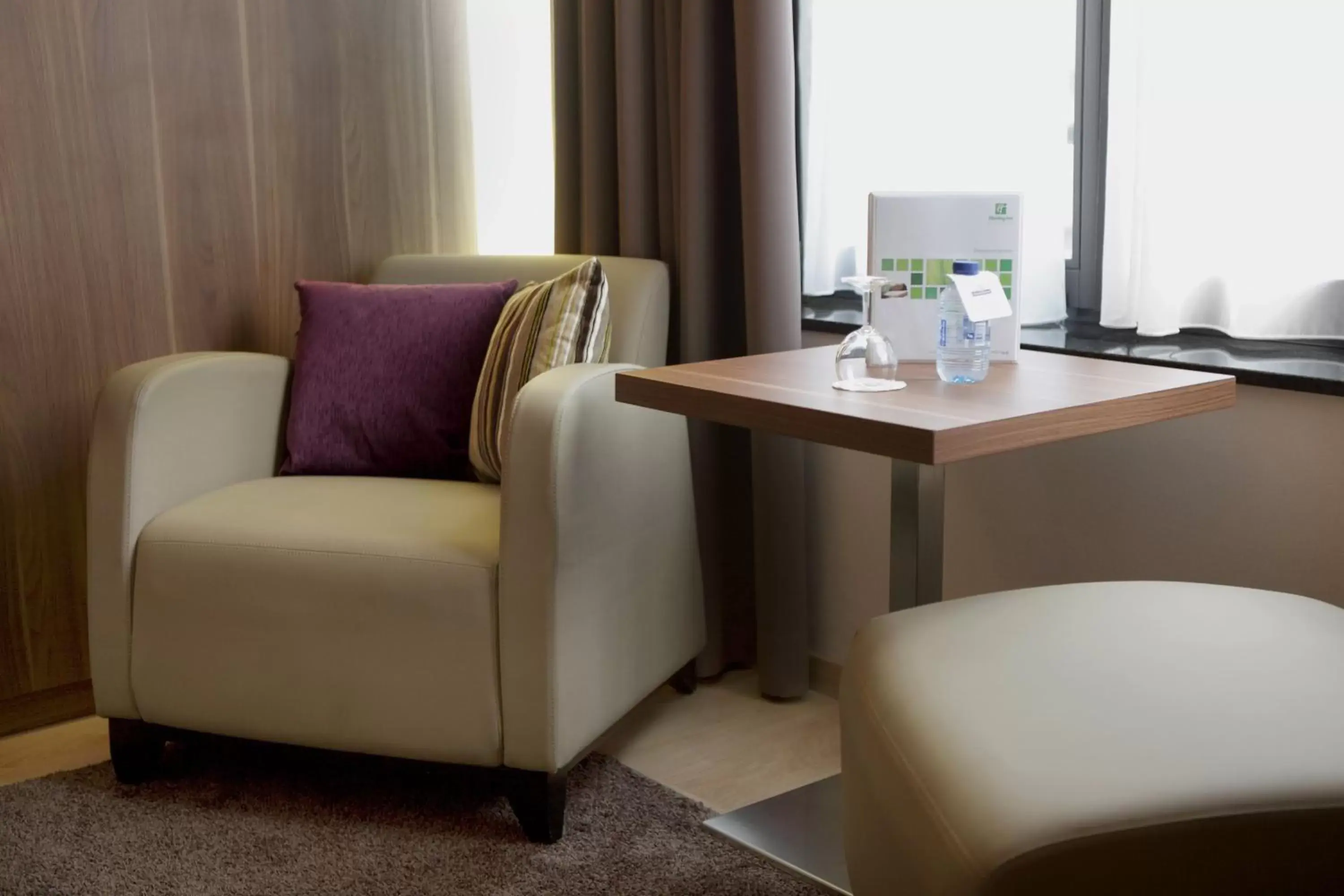 Photo of the whole room, Seating Area in Holiday Inn Brussels Schuman, an IHG Hotel