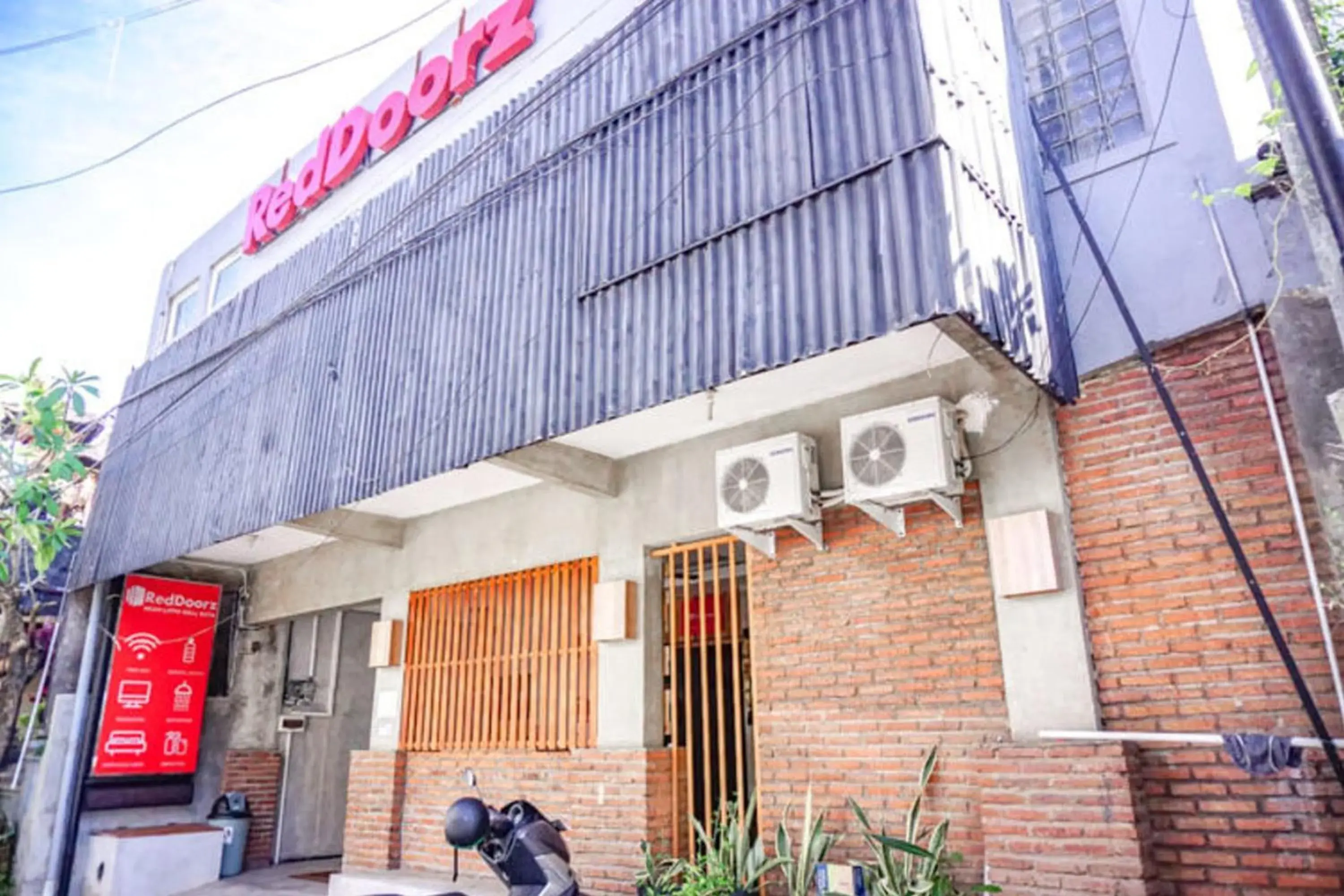 Property Building in RedDoorz Hostel near Lippo Mall Kuta