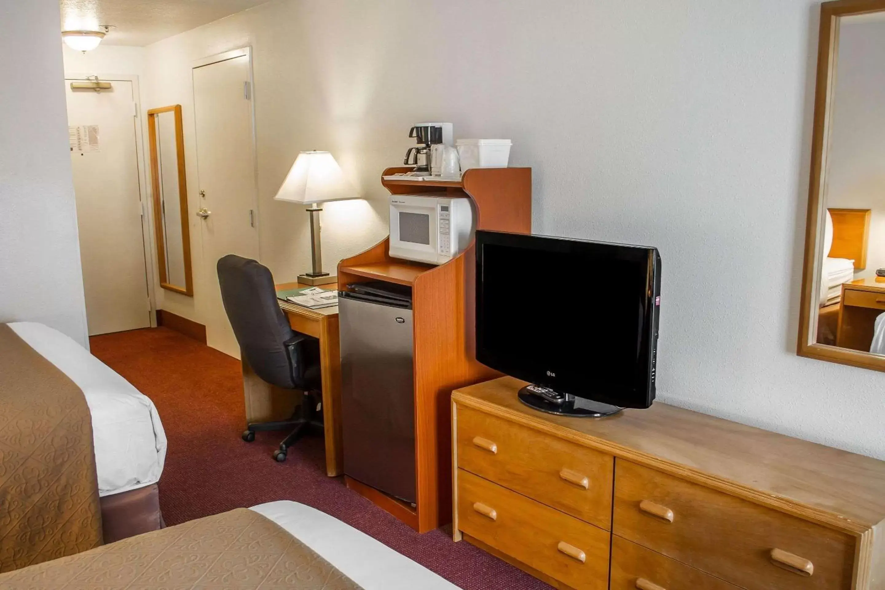 Photo of the whole room, TV/Entertainment Center in Quality Inn & Suites Longview Kelso