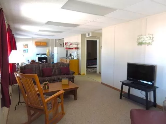Seating area in White Caps Motel and RV Park