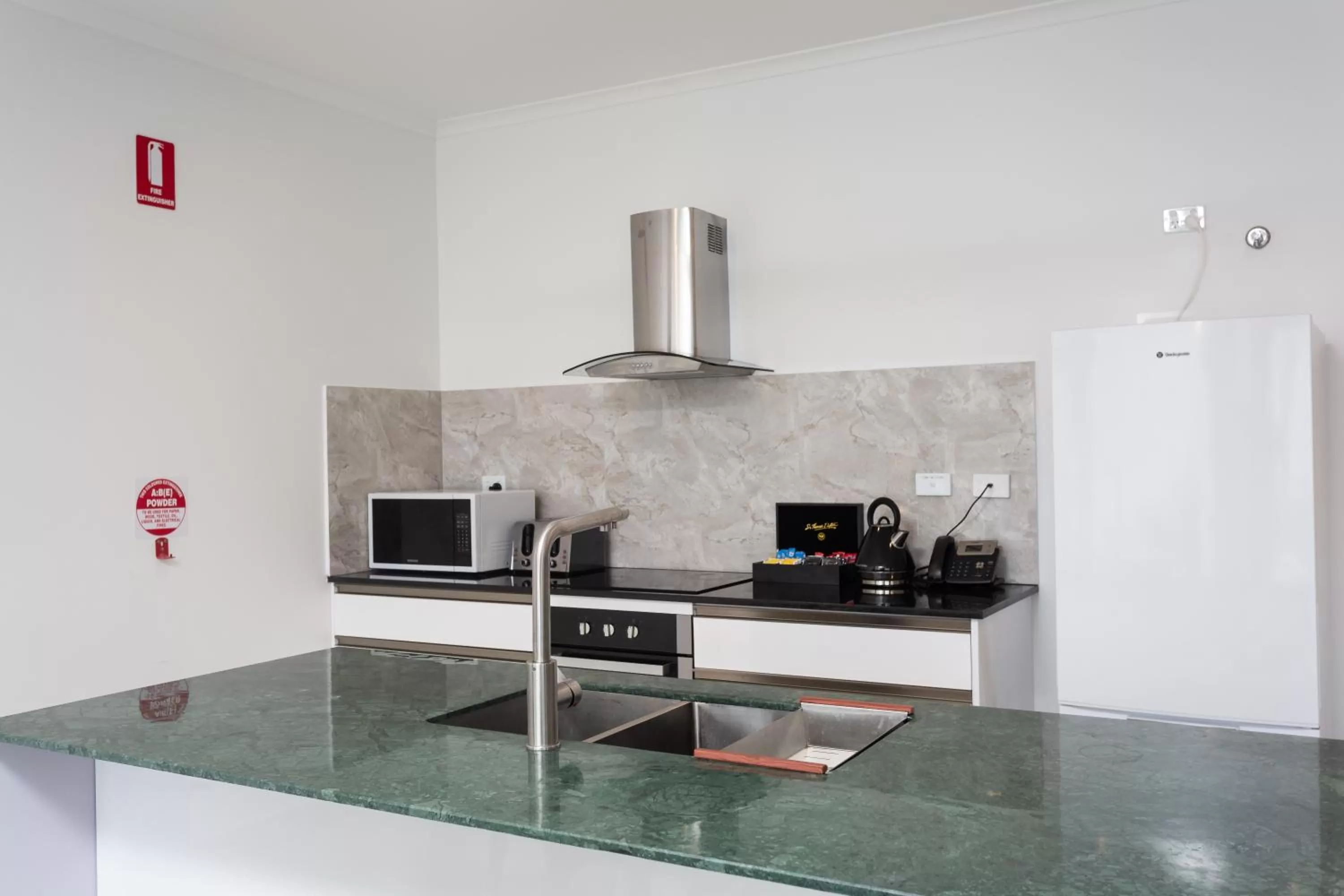 Kitchen or kitchenette in Darwin City Hotel