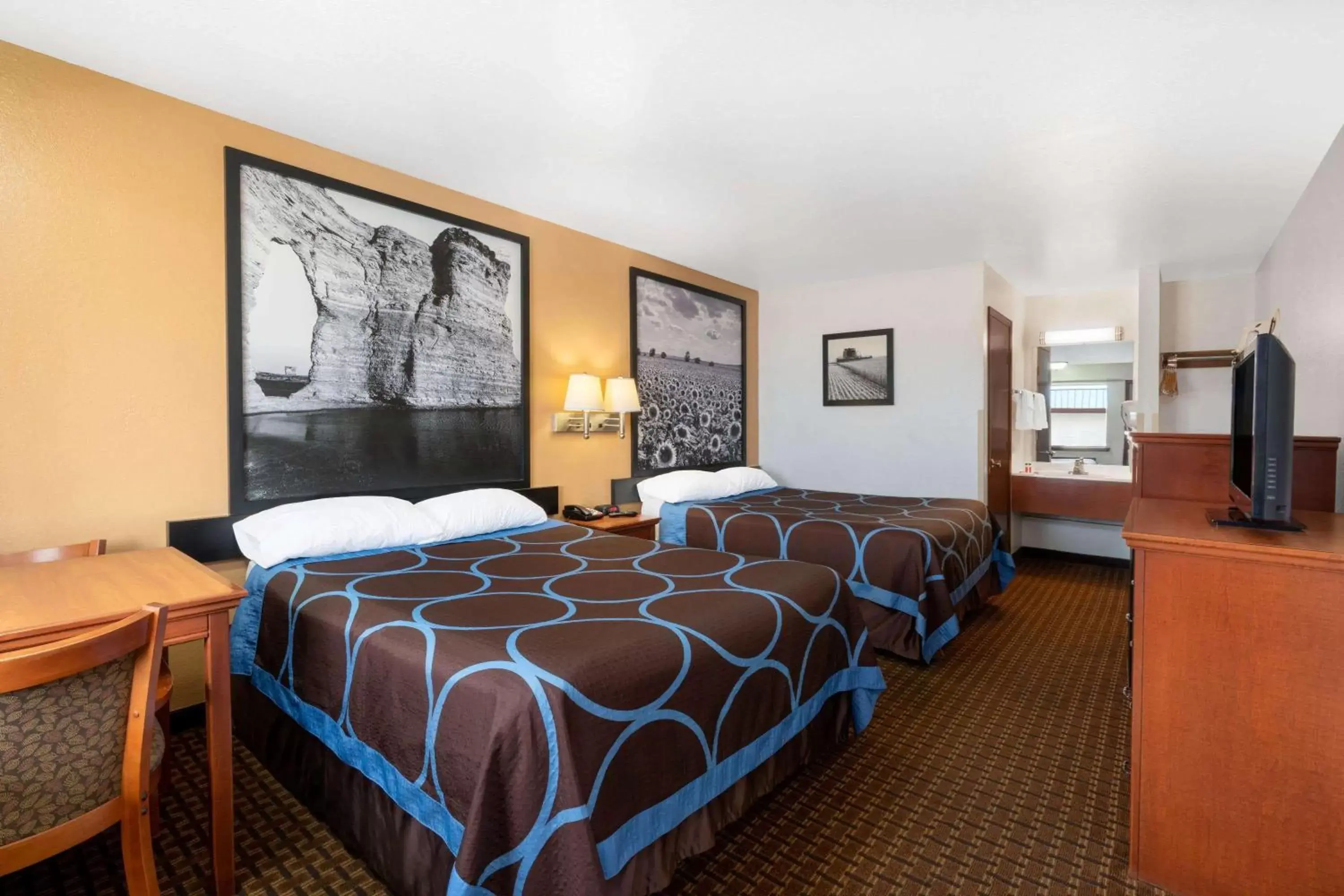 Photo of the whole room, Bed in Super 8 by Wyndham Goodland