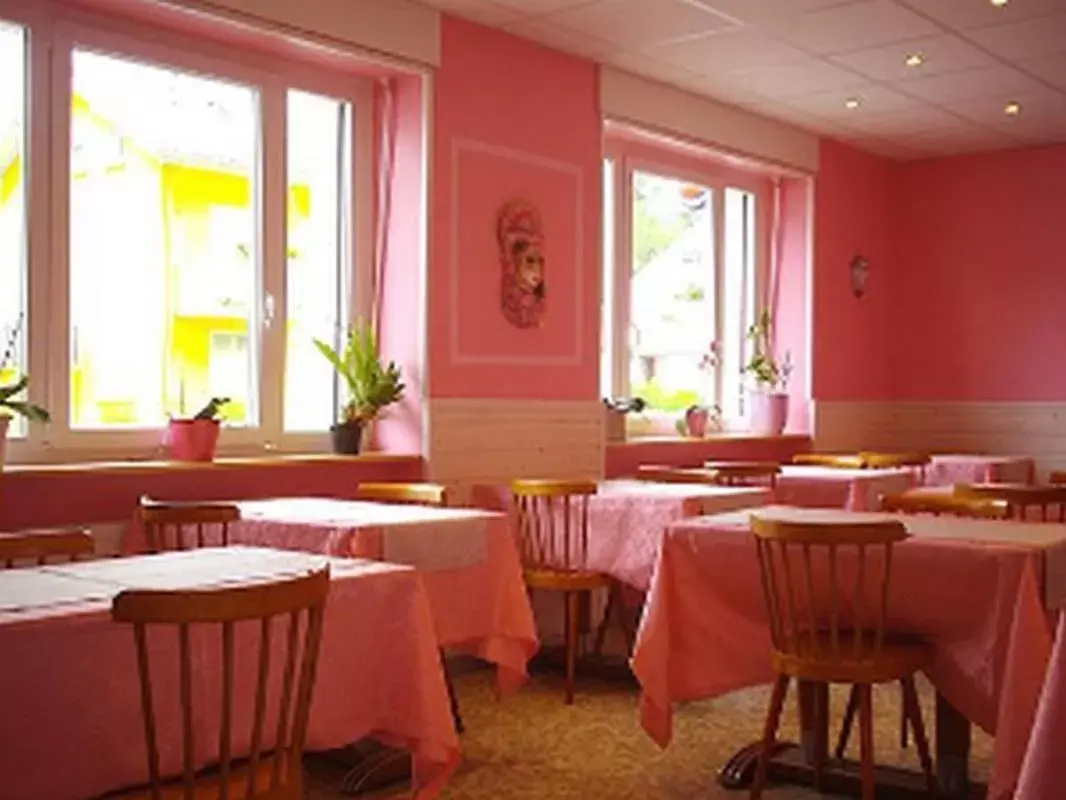 Restaurant/Places to Eat in Hotel Les Sapins