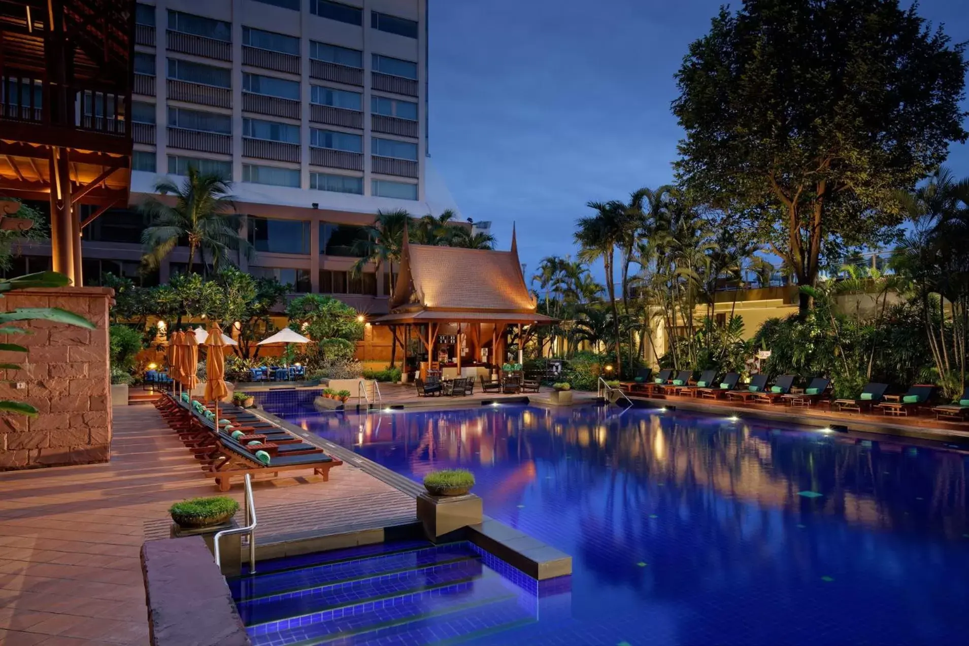 Garden, Swimming Pool in Ramada Plaza by Wyndham Bangkok Menam Riverside