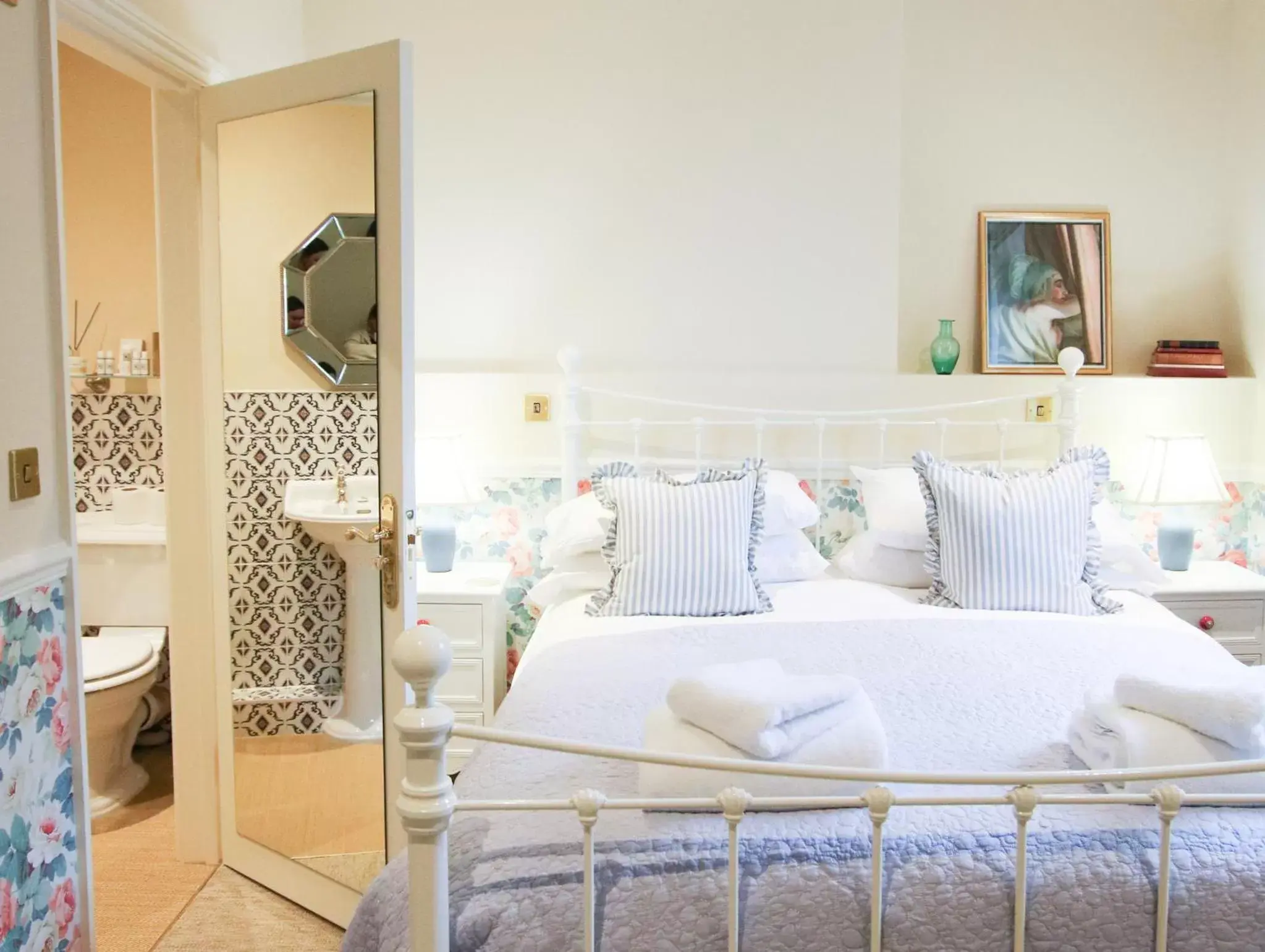 Bedroom, Bed in Fleur de Lys Bampton