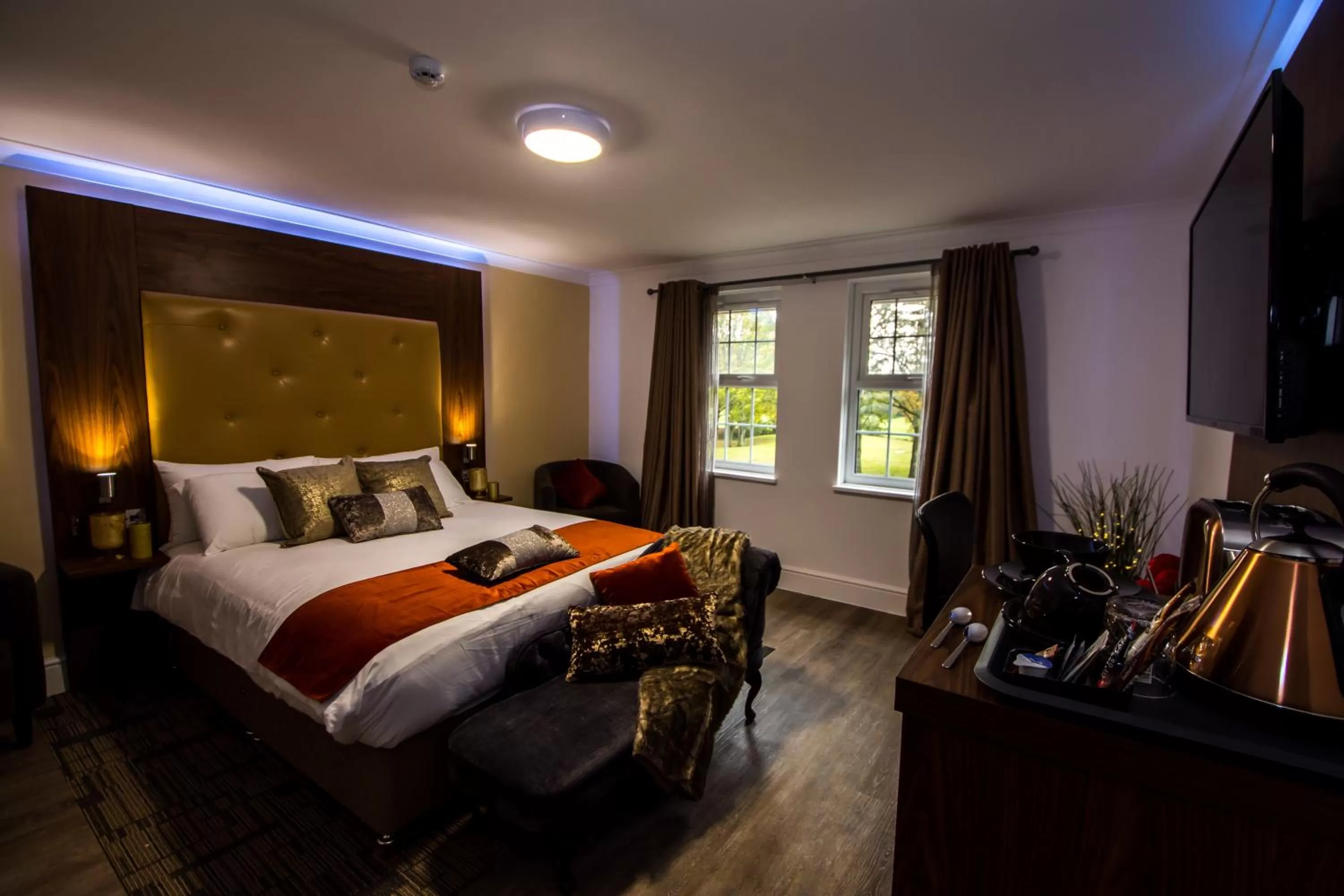 Bed in Trivelles Gatwick Hotel & airport Parking