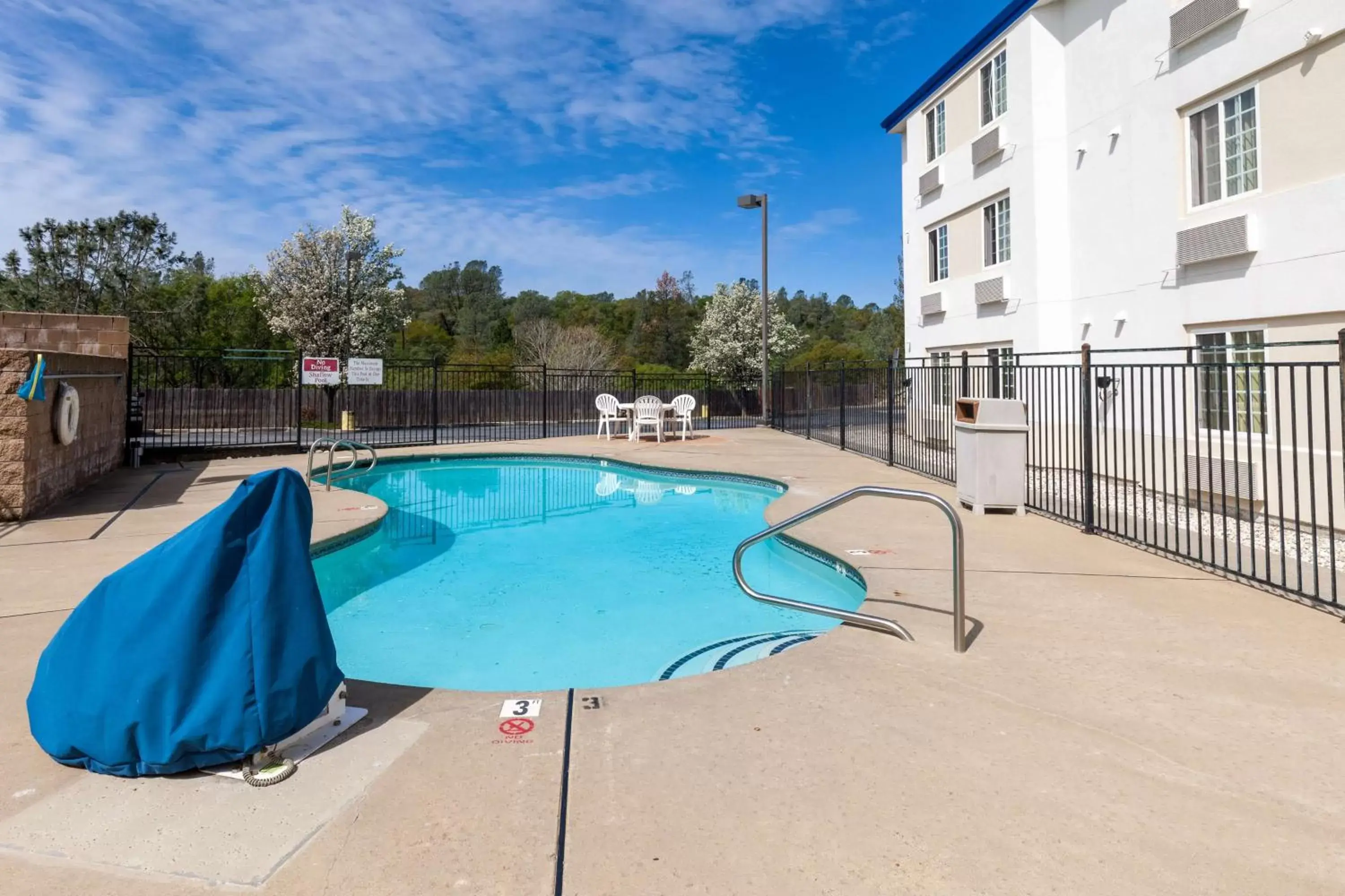 Activities, Swimming Pool in Motel 6-Auburn, CA