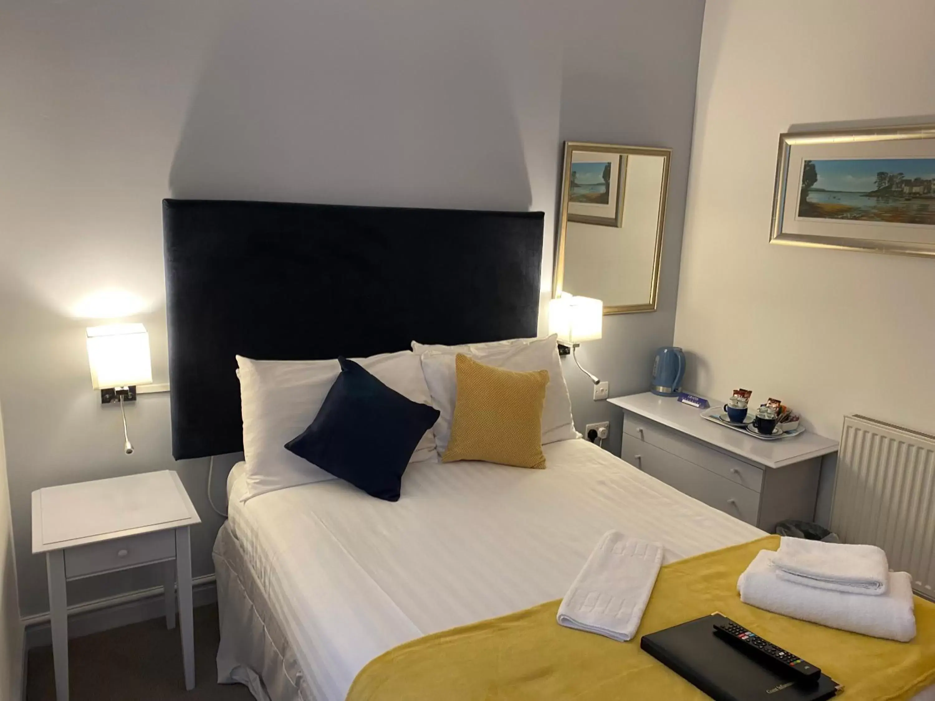 Bedroom, Bed in Grapes Hotel, Bar & Restaurant