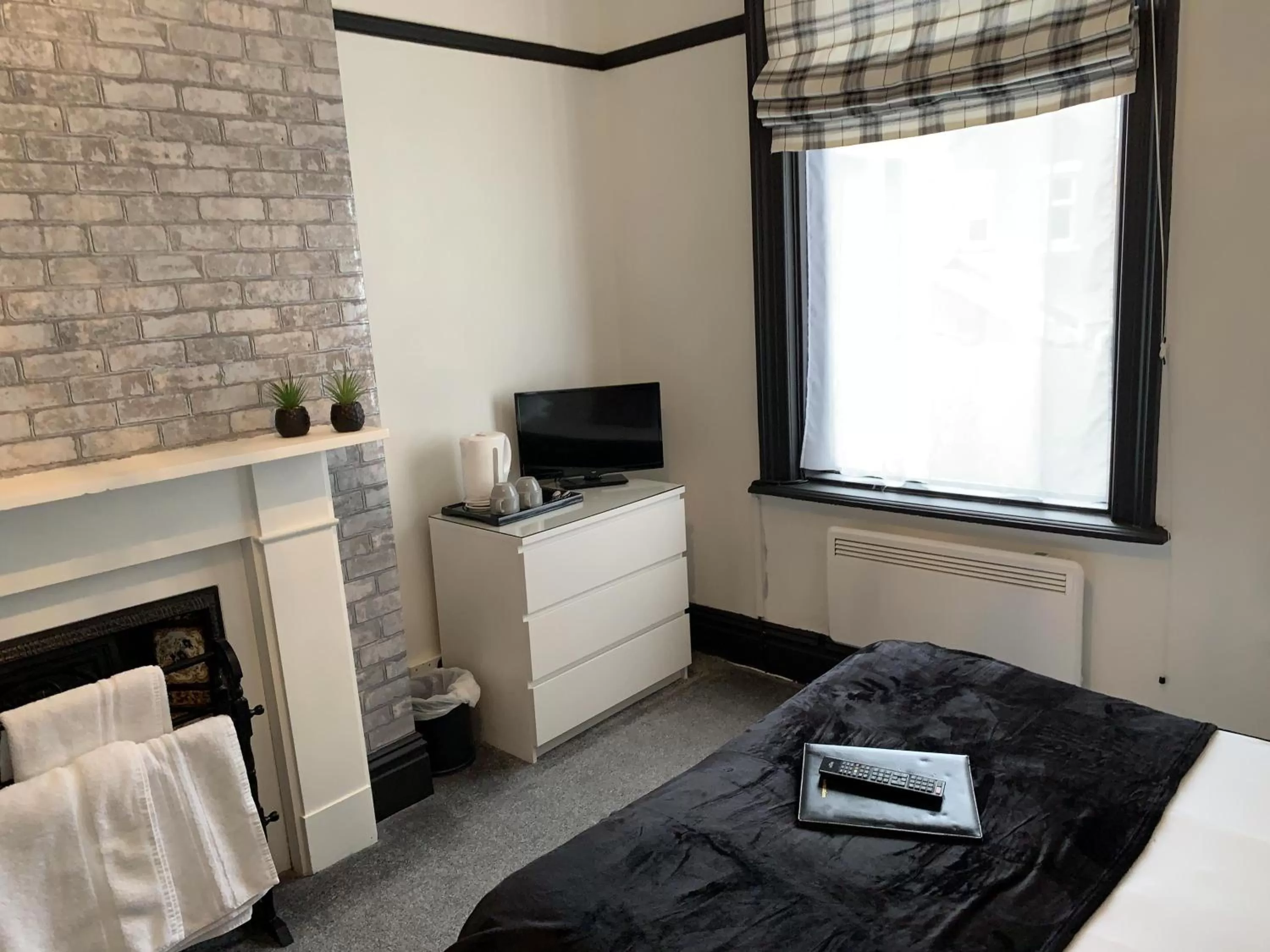 Bedroom, TV/Entertainment Center in Kingsmere Guest House