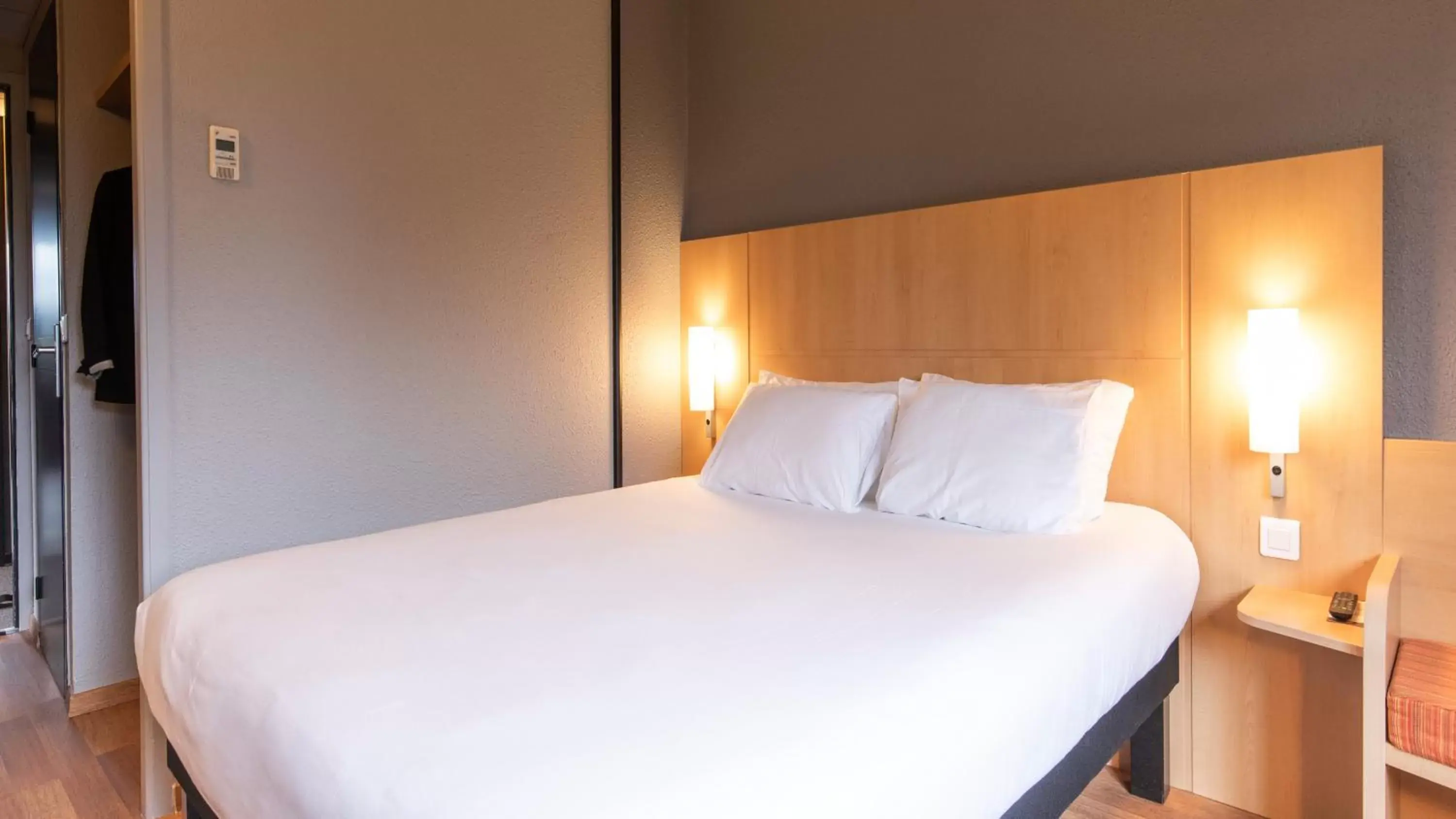 Bedroom, Bed in ibis Quimperle