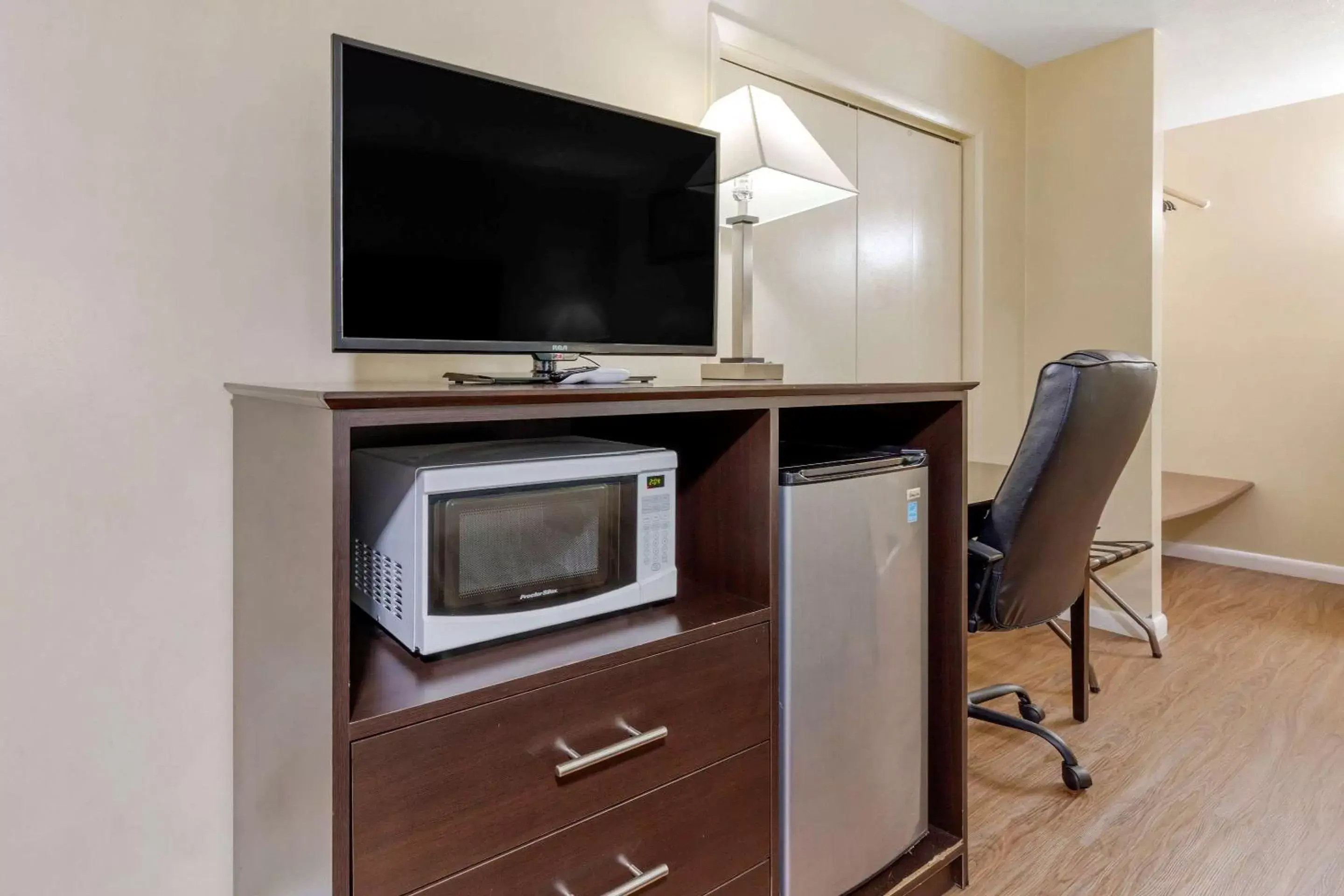 Photo of the whole room, TV/Entertainment Center in Econo Lodge Woodstock - Shenandoah Valley I-81