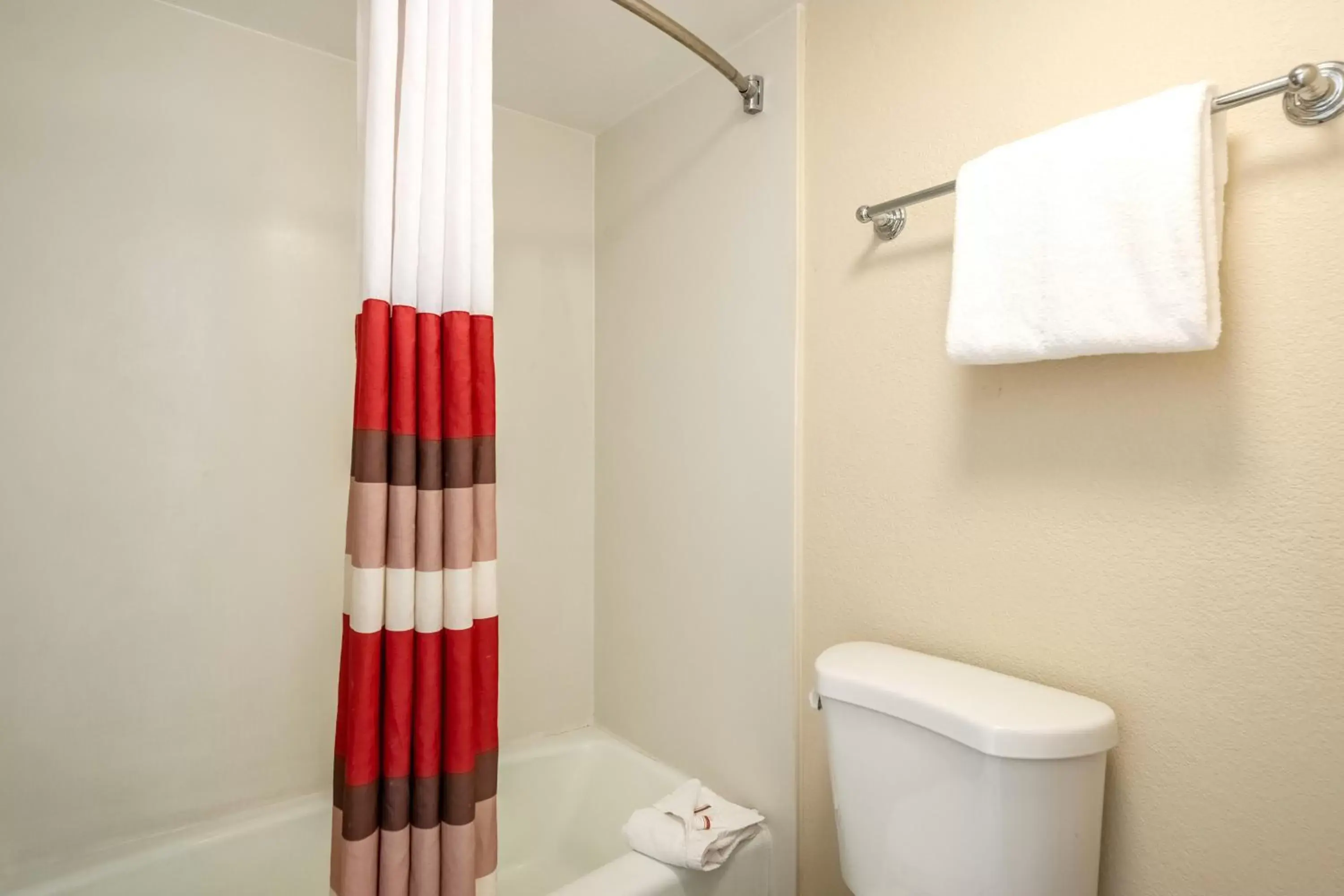 Bathroom in Red Roof Inn Tampa Bay - St. Petersburg
