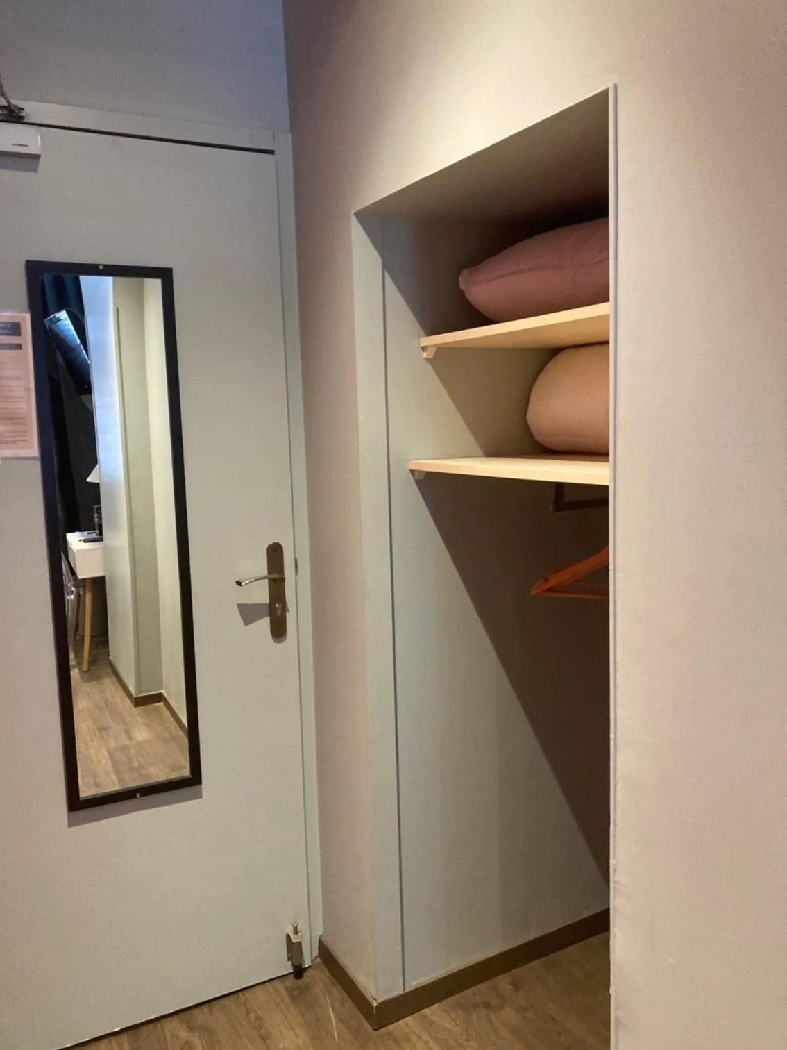 wardrobe in Hôtel du Commerce