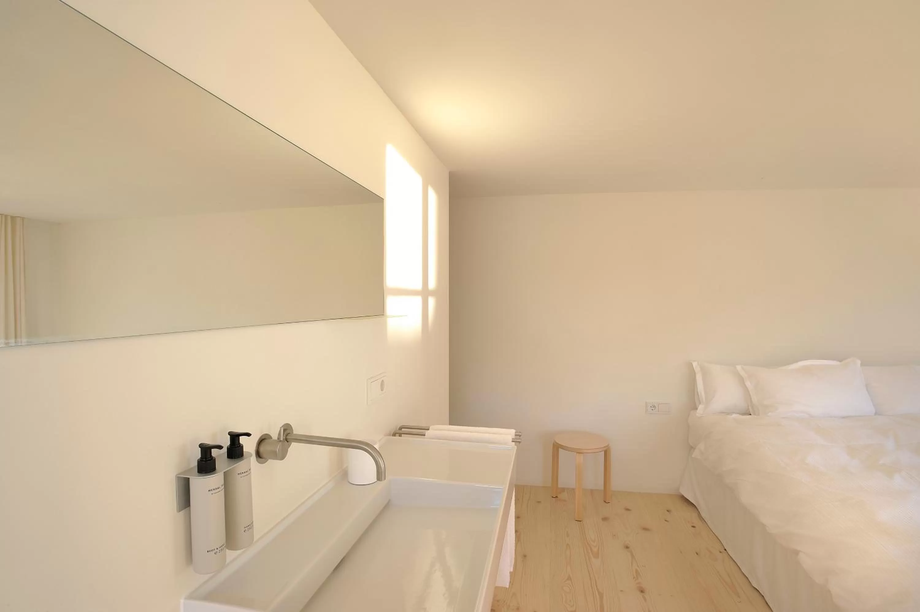 Photo of the whole room, Bed in BAR10ZIMMER