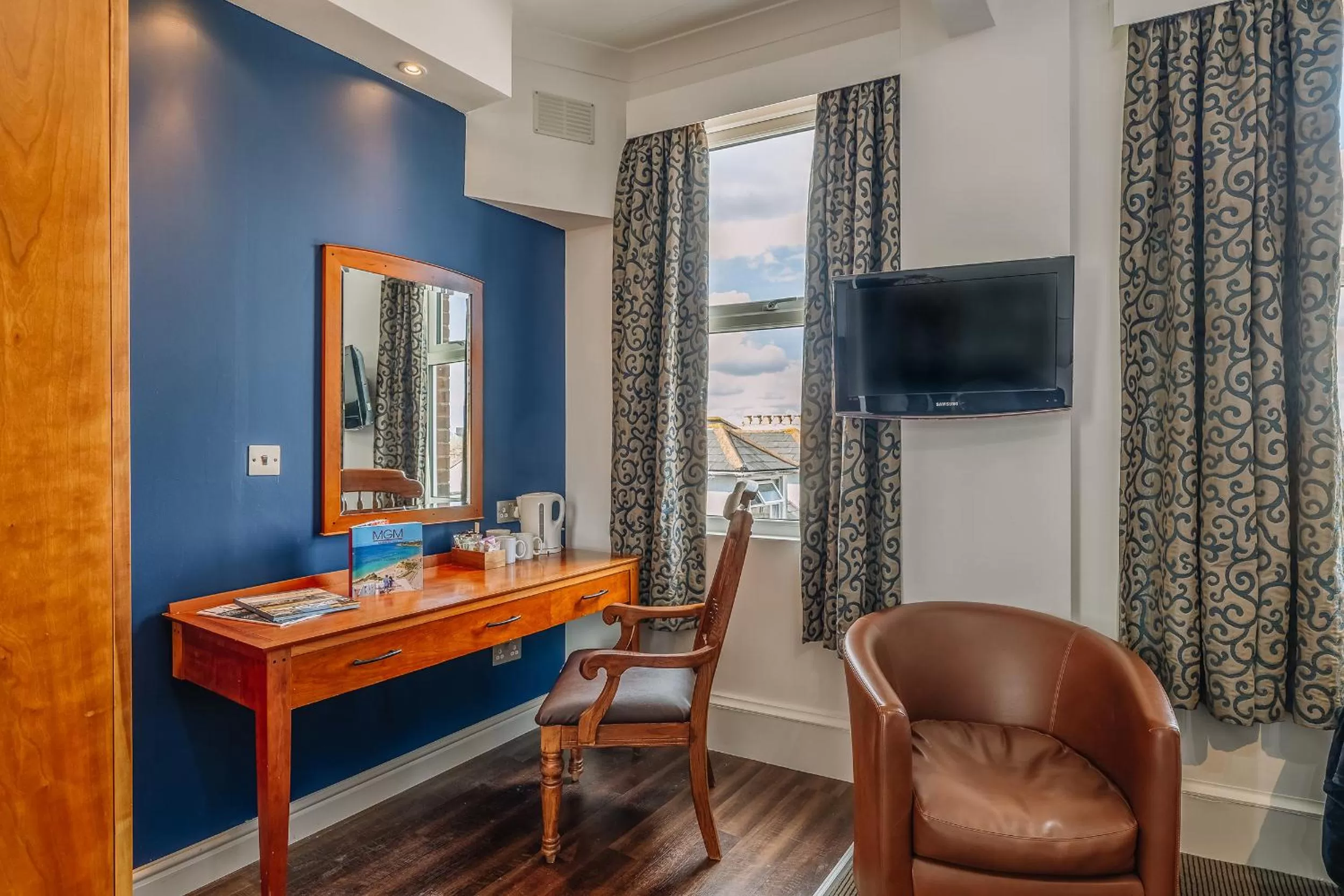 Bedroom in Muthu Westcliff Hotel (Near London Southend Airport)