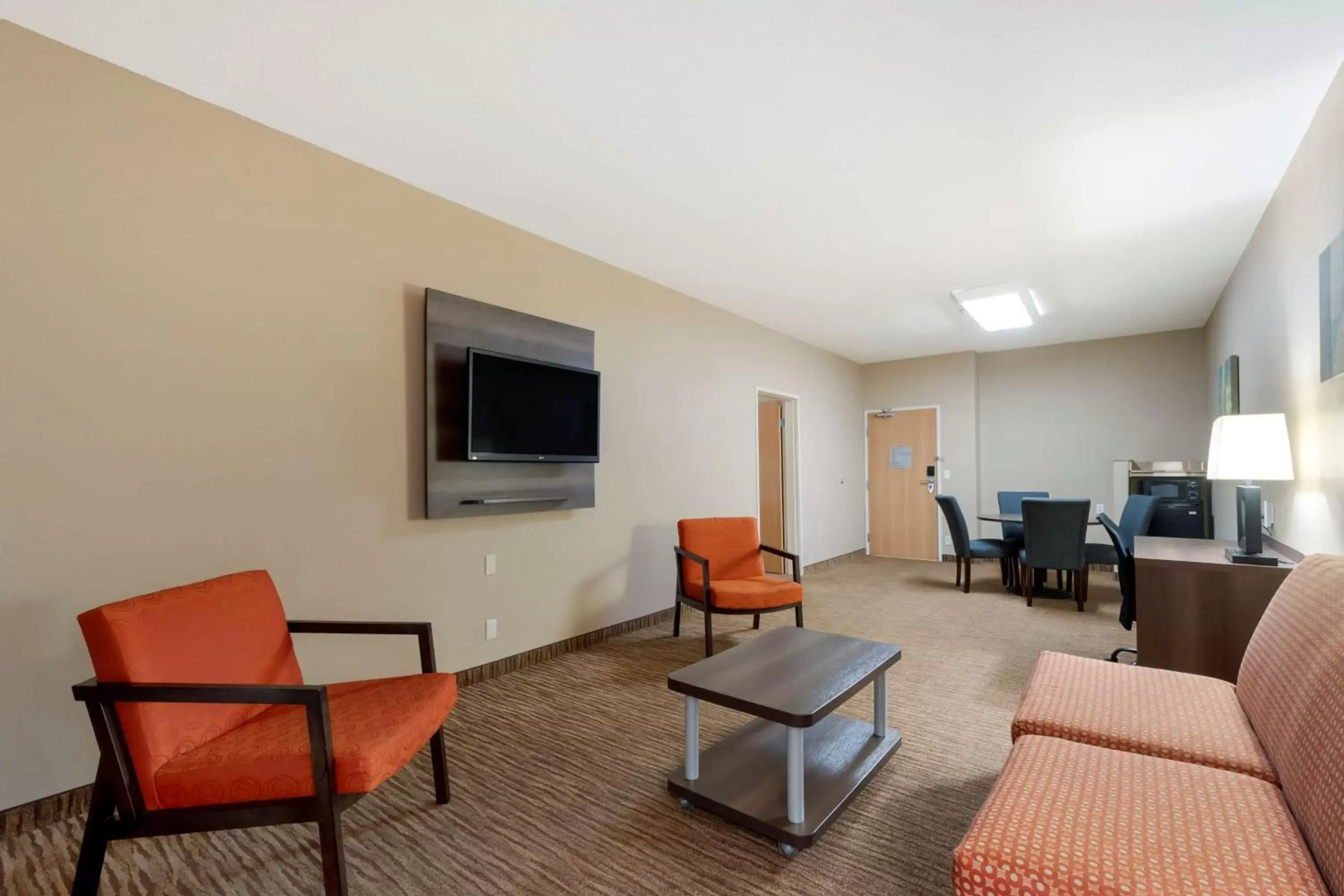 Photo of the whole room, Seating Area in Best Western Plus DFW Airport Suites