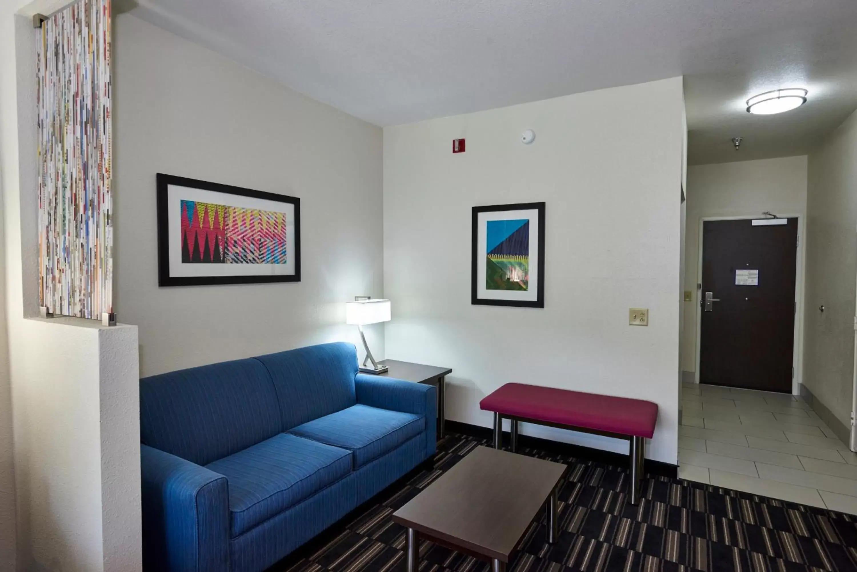 Photo of the whole room, Seating Area in Holiday Inn Express & Suites Birmingham South - Pelham, an IHG Hotel