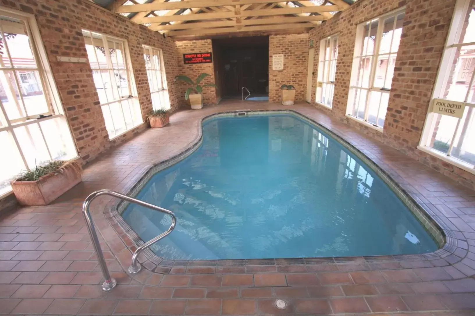 Hot Tub, Swimming Pool in Quality Inn Colonial