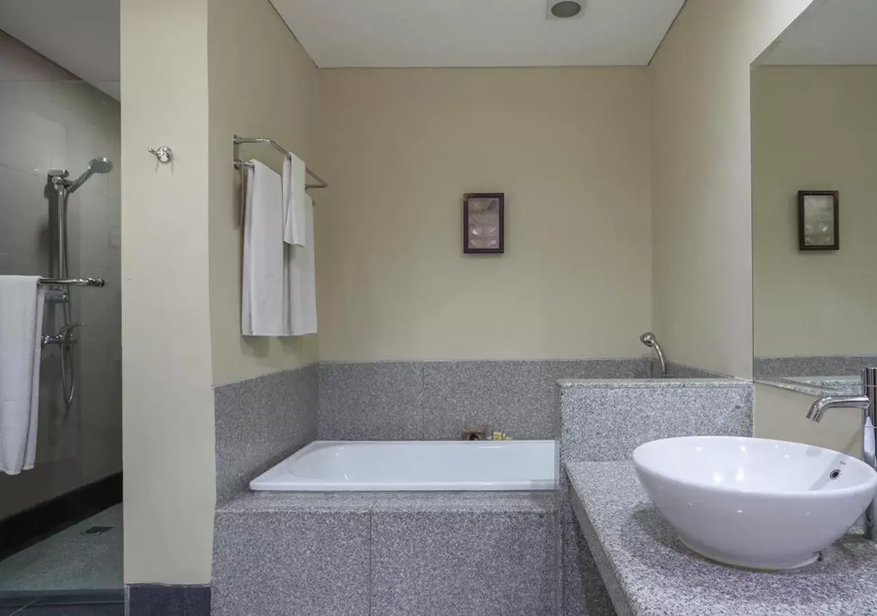 Public Bath, Bathroom in The Jayakarta Suites Komodo Flores