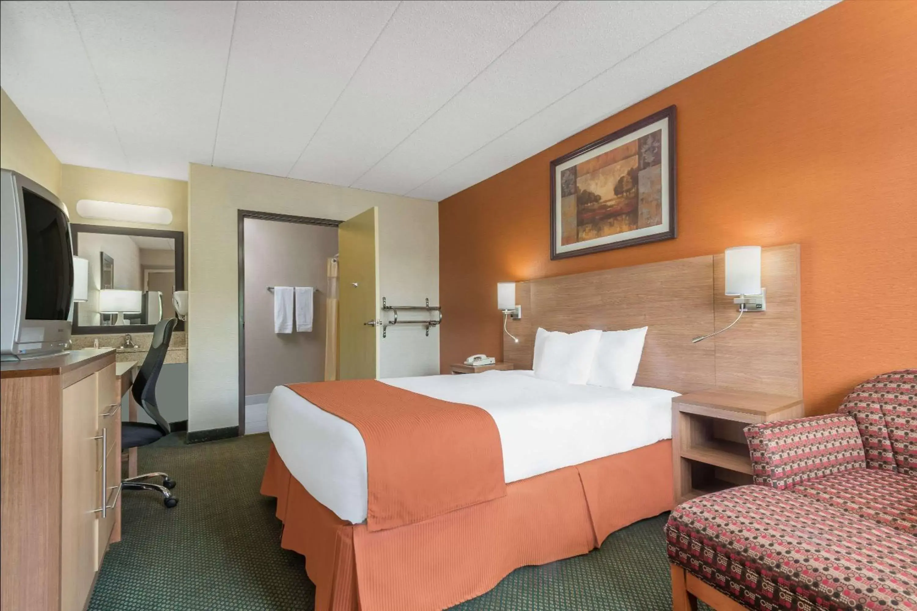 Photo of the whole room, Bed in Days Inn by Wyndham Columbus Fairgrounds