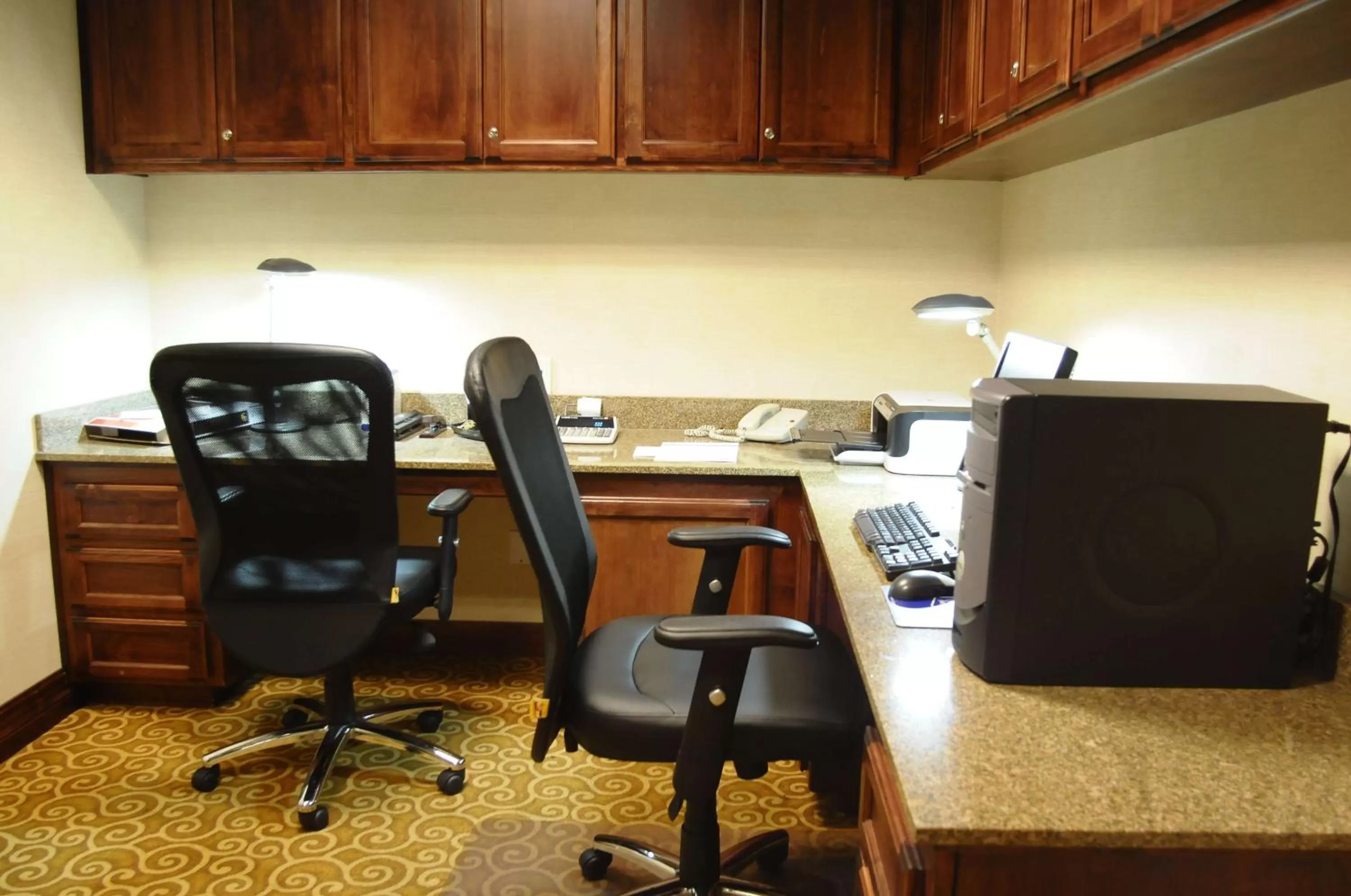 Business facilities in Hampton Inn & Suites Redding