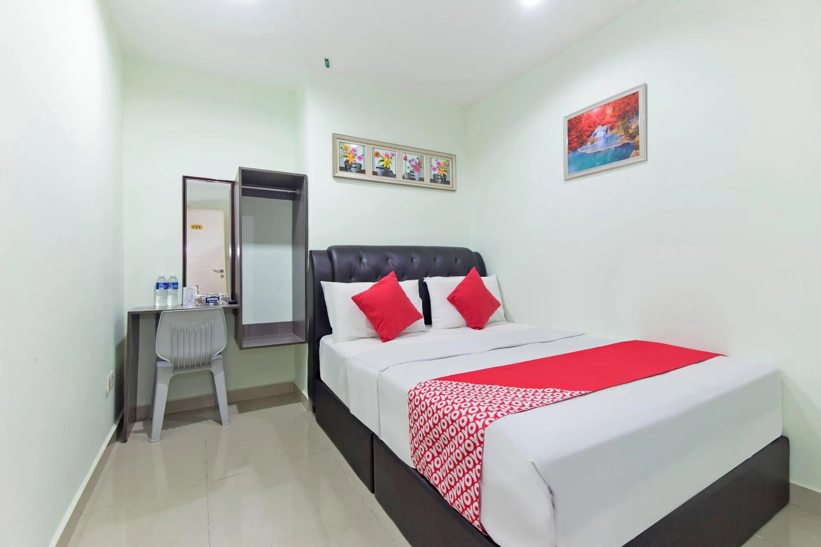 Bedroom, Bed in OYO 444 KL Empire Hotel