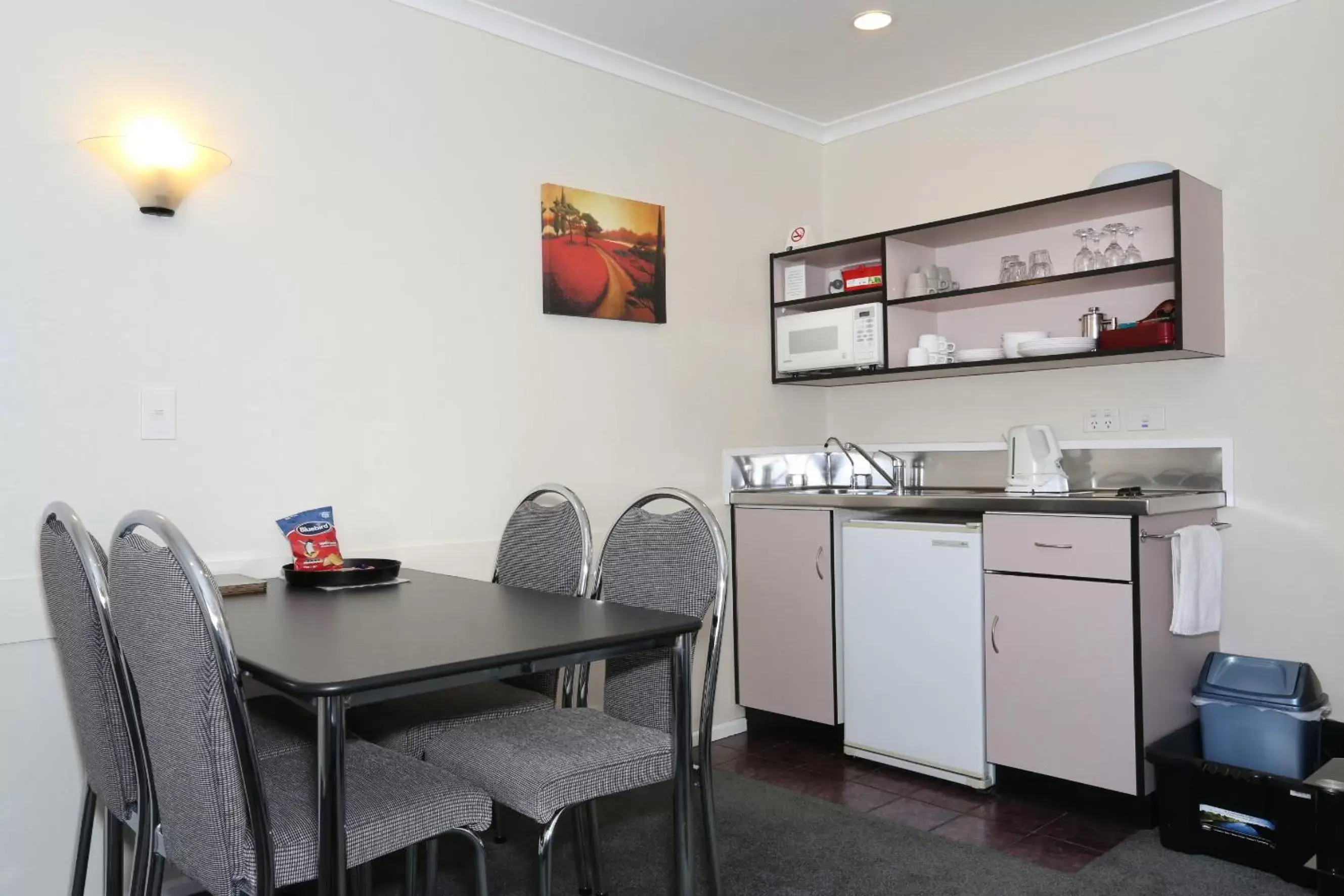 Dining area, Kitchen/Kitchenette in Shadzz Motel