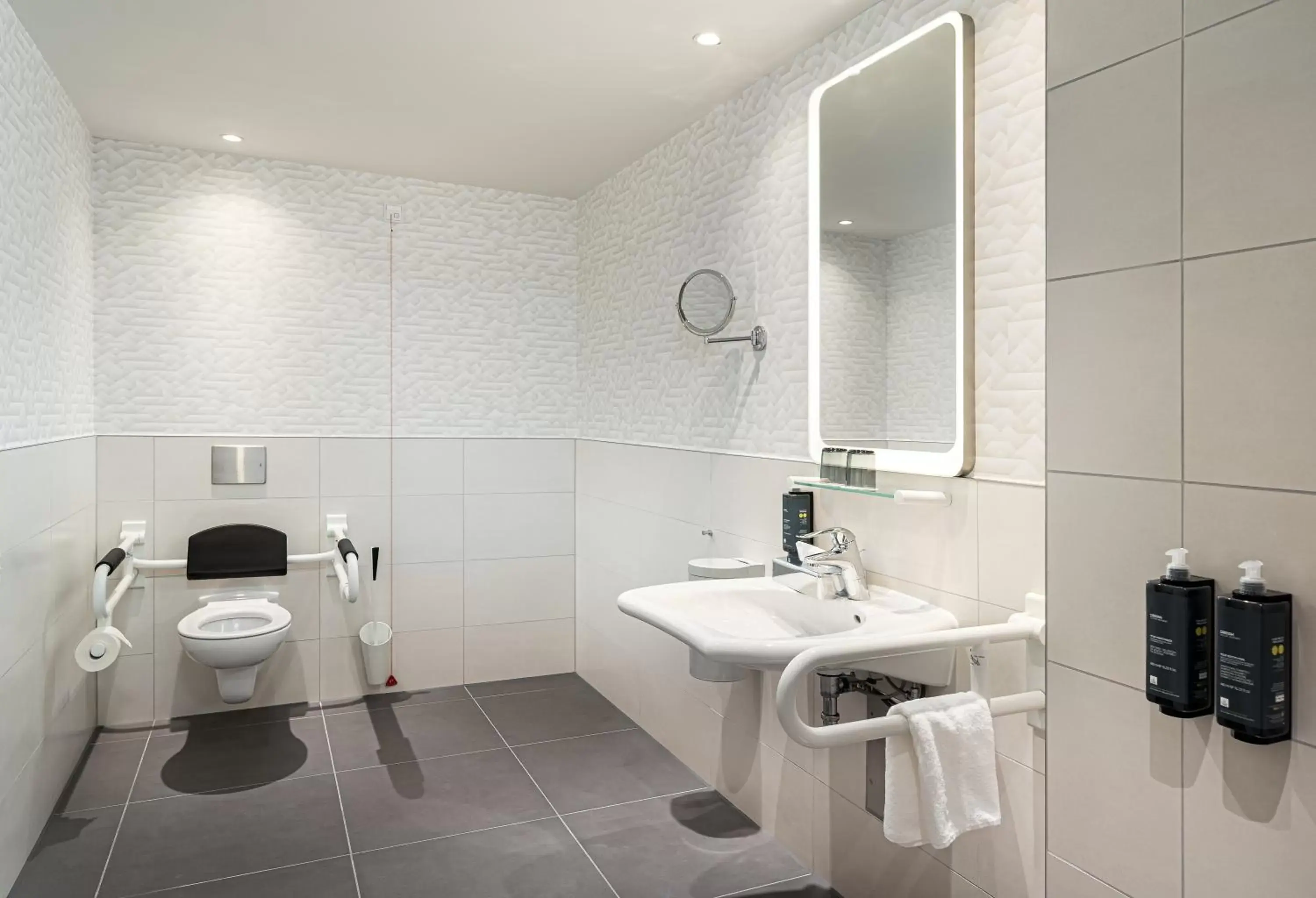 Photo of the whole room, Bathroom in Holiday Inn - Mannheim City - Hauptbahnhof, an IHG Hotel