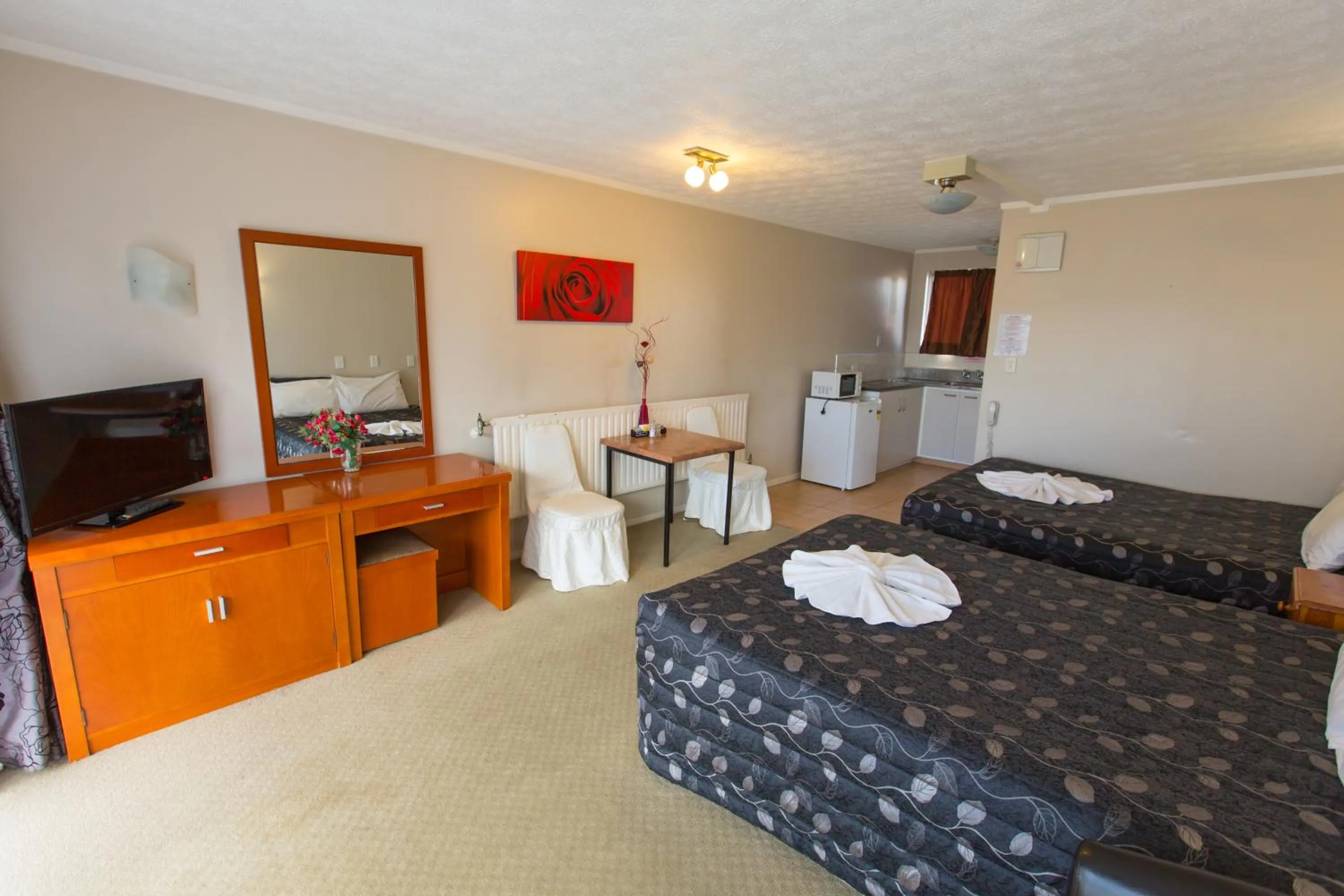 Photo of the whole room, Bed in Gateway International Motel