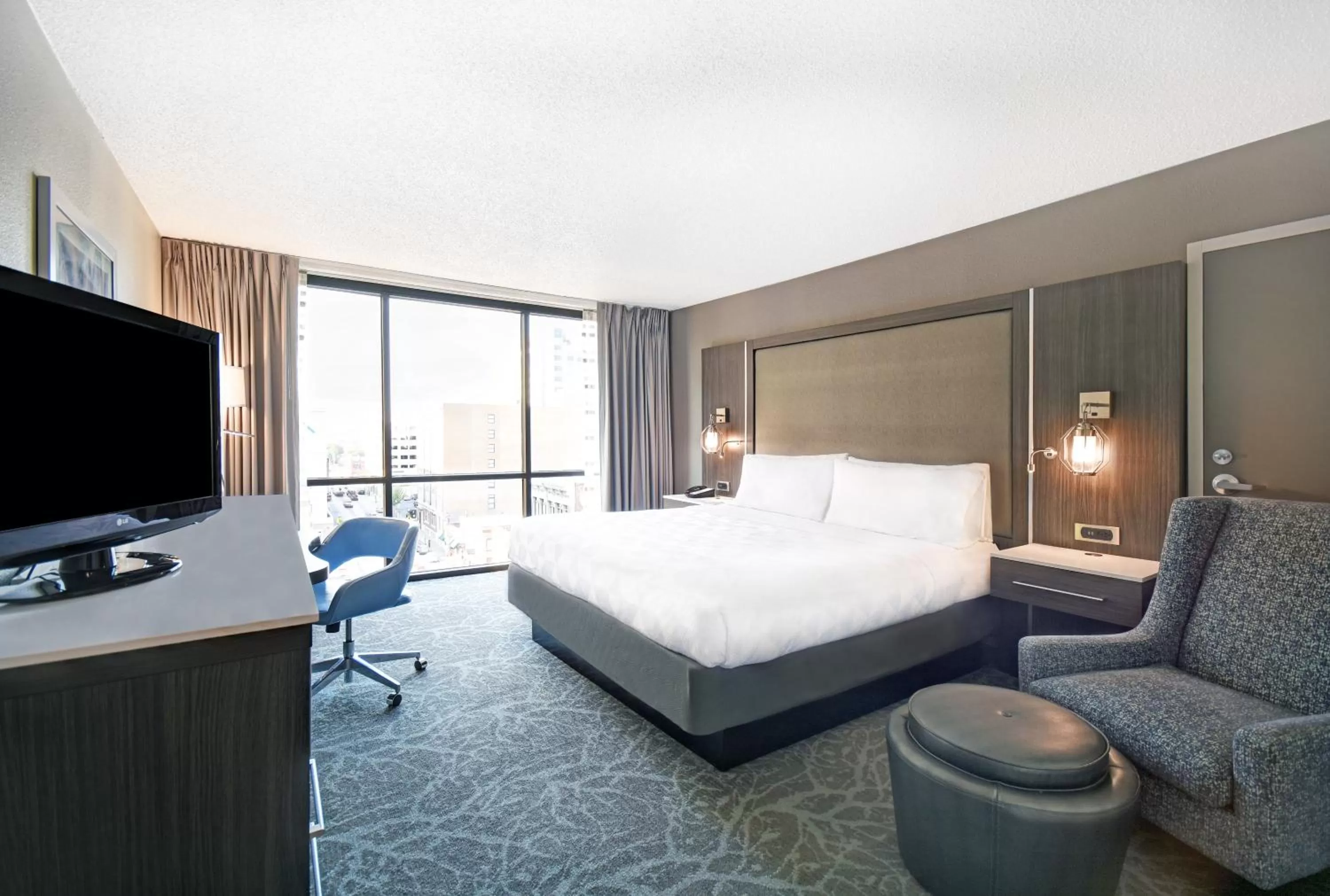 Photo of the whole room, Bed in Holiday Inn - Memphis Downtown - Beale St. by IHG